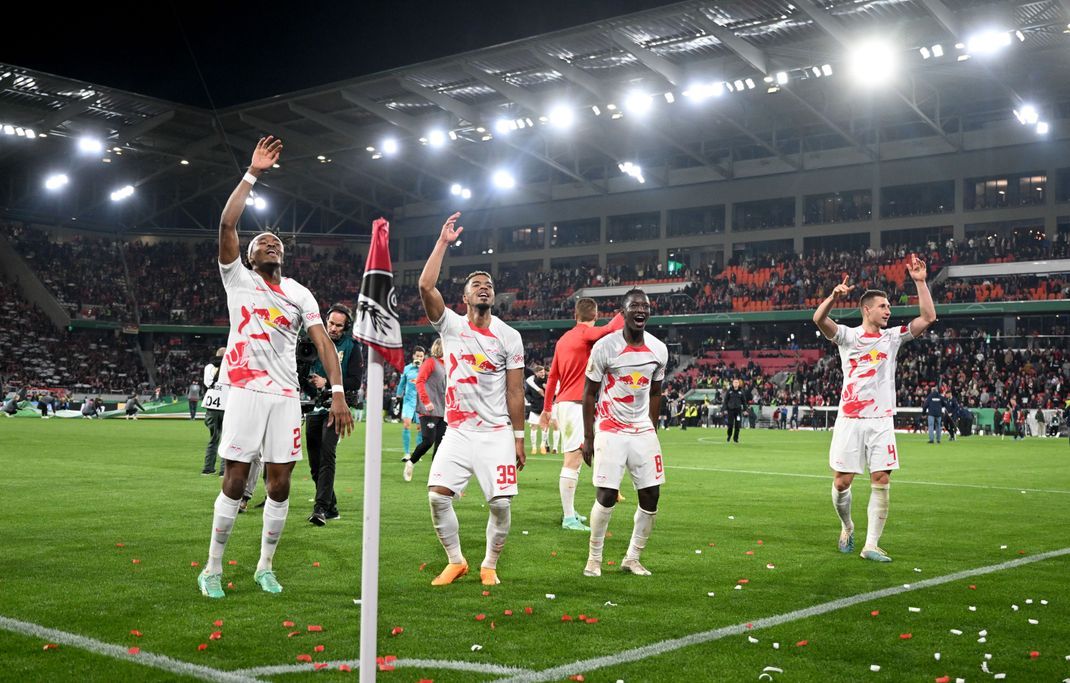 Leipzigs Spieler feiern den Finaleinzug mit den Fans. 