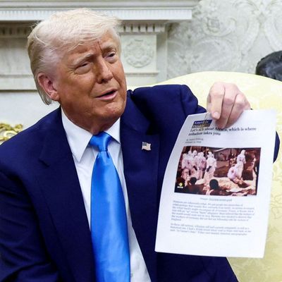 Donald Trump hat bei einem politischen Treffen im Weißen Haus erneut für einen Eklat gesorgt.