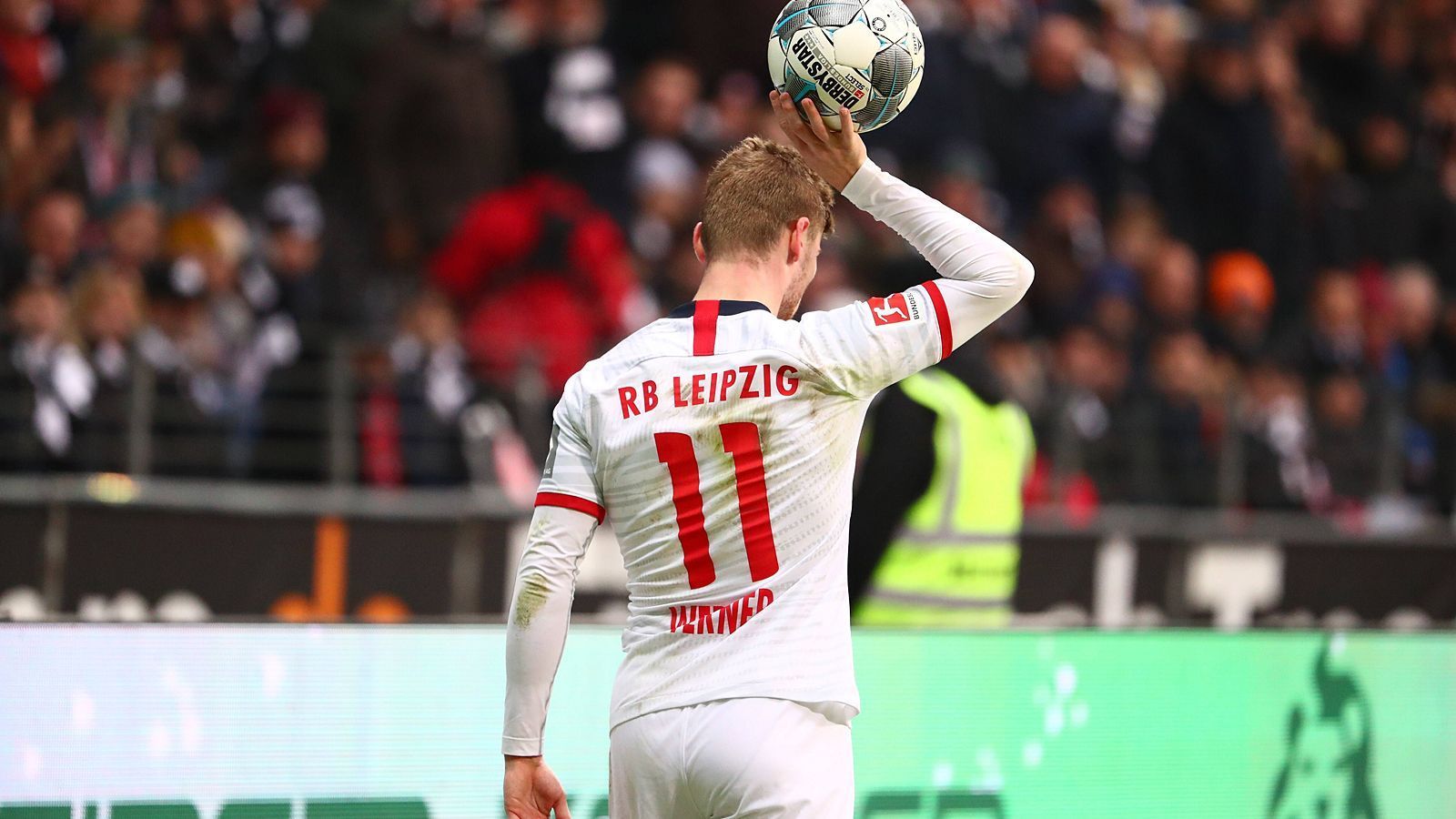 
                <strong>Vorlagen in dieser Saison: Timo Werner</strong><br>
                Als Vorbereiter hat Werner die Nase vor dem Bayern-Stürmer vorn. Er legte in der Bundesliga für seine Kollegen sechs Tore auf, in der Champions League bereitete er einen Treffer vor. Dazu kommen drei Vorlagen im DFB-Pokal. Insgesamt bringt er es also auf zehn Assists in 28 Pflichtspielen. Die Scorerliste der Bundesliga führt der Leipziger mit 27 Punkten vor Lewandowski (26) an.
              