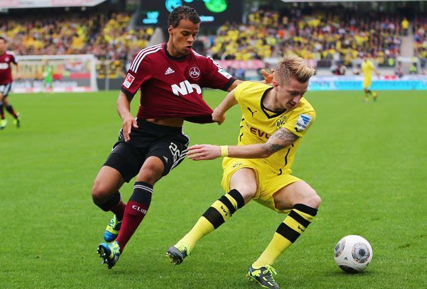 
                <strong>1. FC Nürnberg - Borussia Dortmund 1:1</strong><br>
                Timothy Chandler und die in dieser Saison noch sieglosen Nürnberger lassen dem Favoriten um Marco Reus keine Luft zum Atmen. Als kleine Rache probiert sich der Nationalspieler im Trikottest beim US-Amerikaner
              