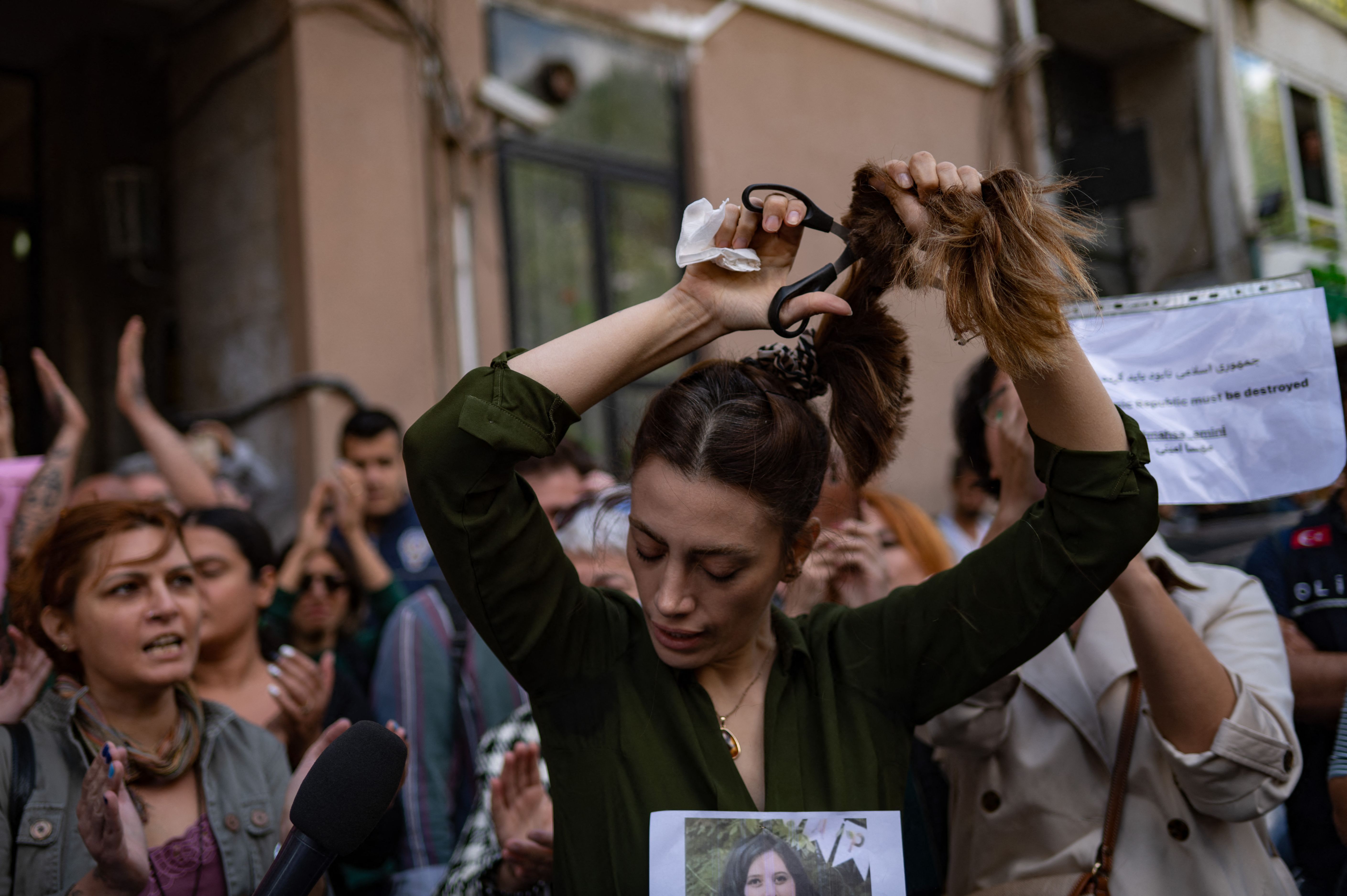21. September: Nasibe Samsaei schneidet aus Protest gegen die iranische Regierung während einer Demonstration in der Türkei ihre Haare ab. 