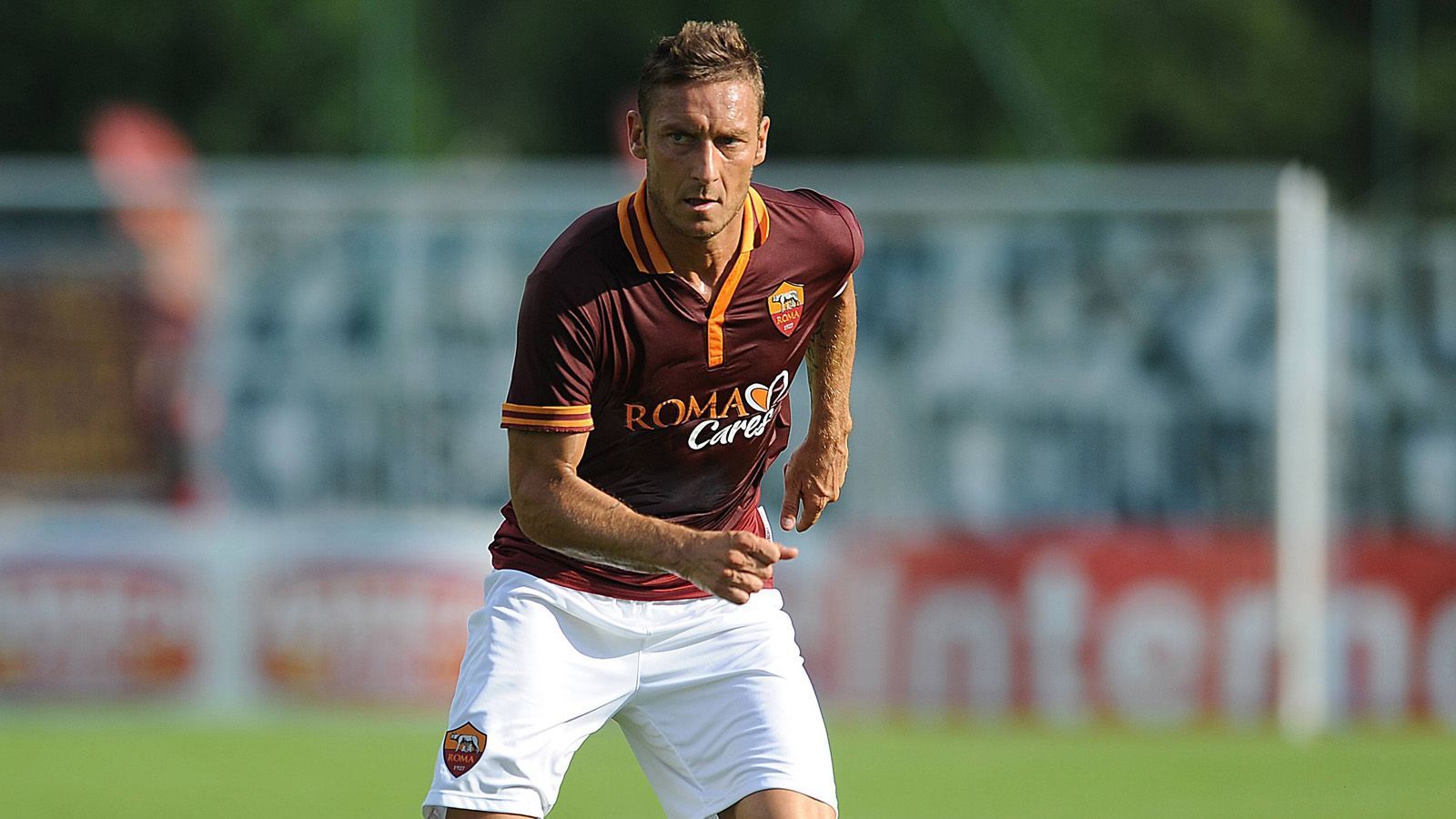 
                <strong>Francesco Totti - 16 Rote Karten</strong><br>
                Roma-Legende Francesco Totti war in seiner langen Karriere ein überragender Offensivakteur - aber gleichzeitig kein Kind von Traurigkeit. Auf Vereinsbasis und im Nationalmannschaftstrikot brachte er es insgesamt auf 16 Platzverweise.
              