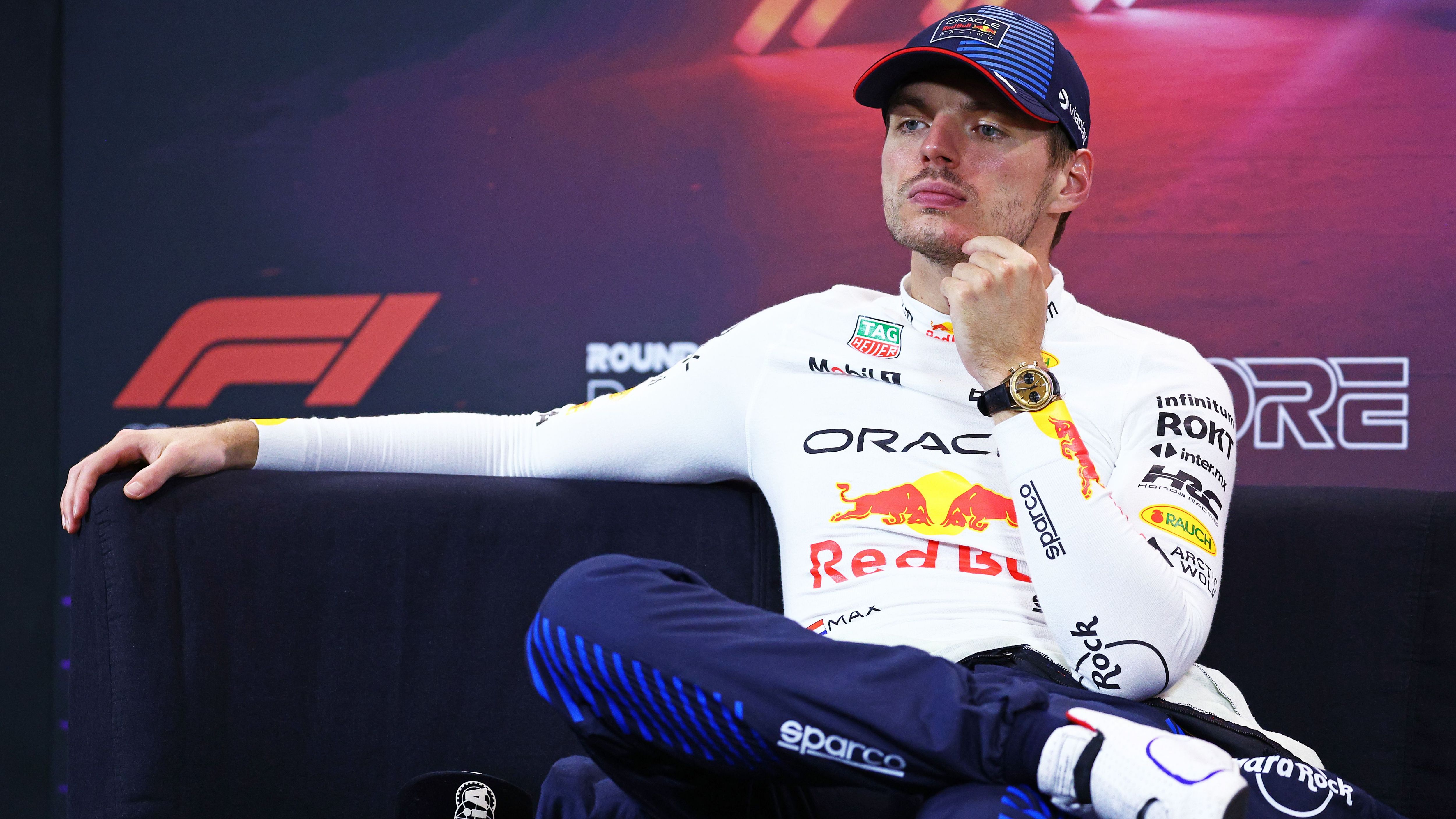 <strong>Gewinner: Max Verstappen</strong><br>Doch auch Verstappen darf sich als Gewinner fühlen. Zwar war er im Rennen chancenlos gegen Norris, mit Platz zwei holte er aber das Maximum heraus. Und das Wichtigste: Weil sein Ex-Teamkollege Daniel Ricciardo Norris kurz vor Schluss den Extrapunkt für die schnellste Rennrunde entriss, reicht Verstappen in allen verbleibenden Rennen und Sprints Rang zwei zum erneuten Titelgewinn. Entsprechend folgte schon am Funk der Dank an den Australier.