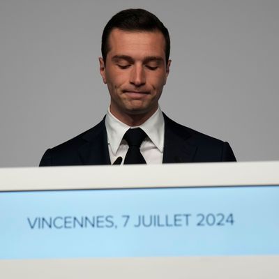 Bei der Parlamentswahl in Frankreich liegt ersten Hochrechnungen zufolge das Linksbündnis überraschend vorn.