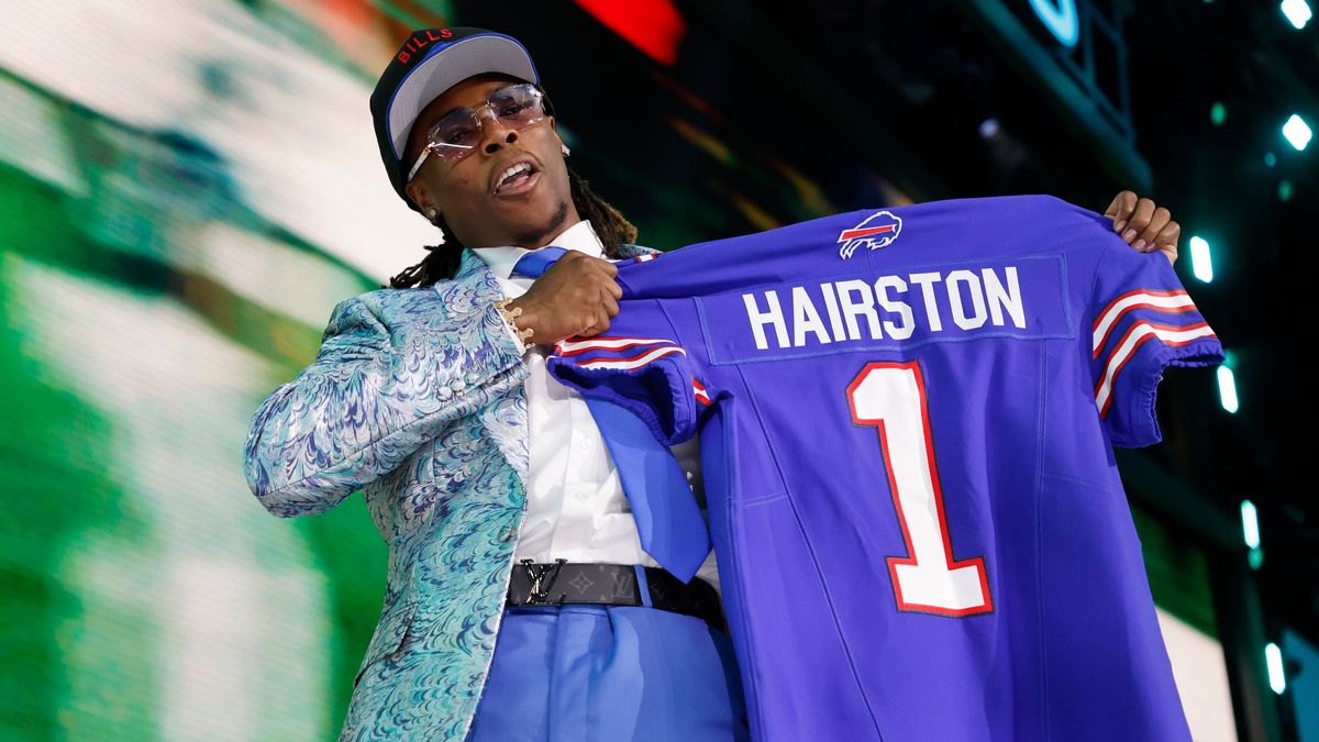 University of Kentucky cornerback Maxwell Hairston holds his jersey after being picked by the Buffalo Bills in the first round during the 2025 NFL, American Football Herren, USA draft at Lambeau Fi...