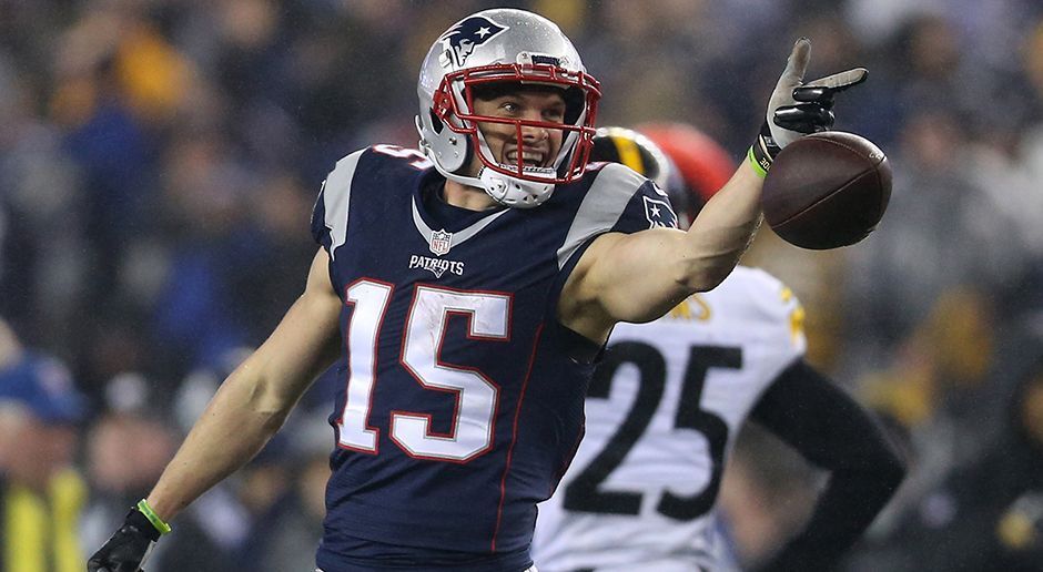 
                <strong>Gewinner: Chris Hogan (New England Patriots)</strong><br>
                Was für ein Spiel von Chris Hogan. Gegen die Pittsburgh Steelers erzielte der Wide Receiver gleich zwei Touchdowns und hatte am Ende des Spiel 180 Receiving Yards auf seinem Konto. Neben Julian Edelman konnte Hogan zu keinem Zeitpunkt von der Steelers-Defense unter Kontrolle gebracht werden. Beste Aussichten also, für ein erfolgreiches Super-Bowl-Wochenende.
              
