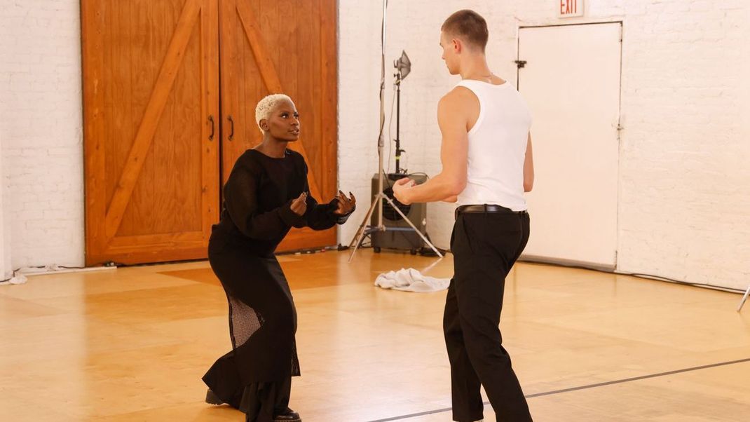 Die Star-Choreografin in Aktion: Nikea Thompson übt mit Armin die Tanzschritte für die Entscheidungs-Performance in Woche 14.