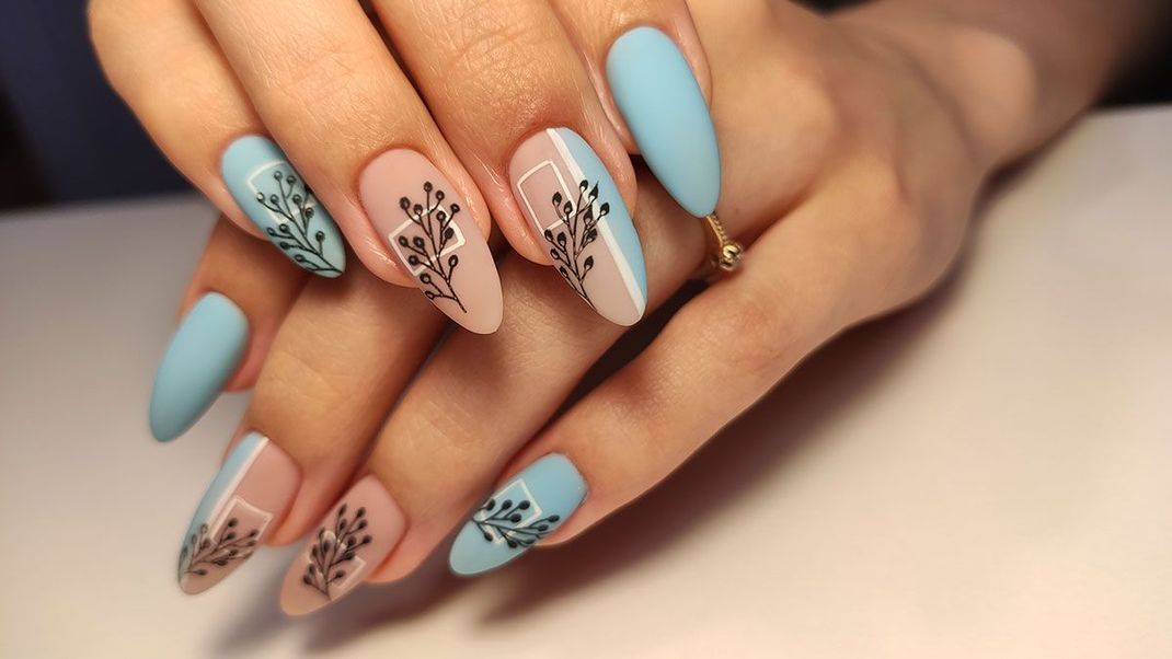 Nagelsticker: Von kleinen bunten Highlights bis hin zu filigranen Glitzer-Steinchen – lasst euch inspirieren von den schönsten Looks zum Nail-Trend 2022.