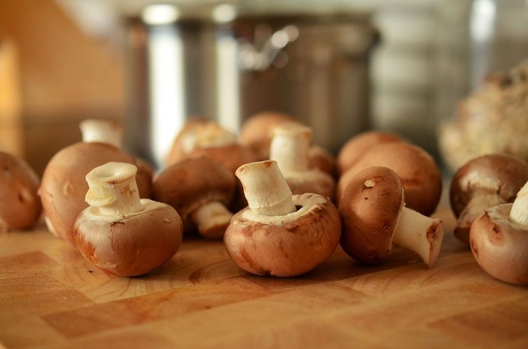 Erster Schritt: Champignons, Paprika und Zwiebeln kleinschneiden.