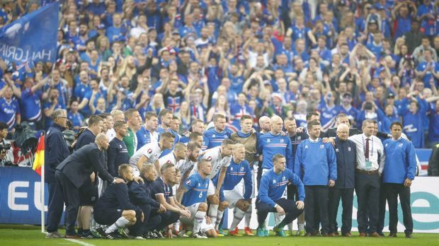 
                <strong>Frankreich vs. Island</strong><br>
                Das Abschiedsbild noch auf dem Rasen mit den Fans im Hintergrund lässt sich der "Europameister der Herzen" nicht nehmen!
              
