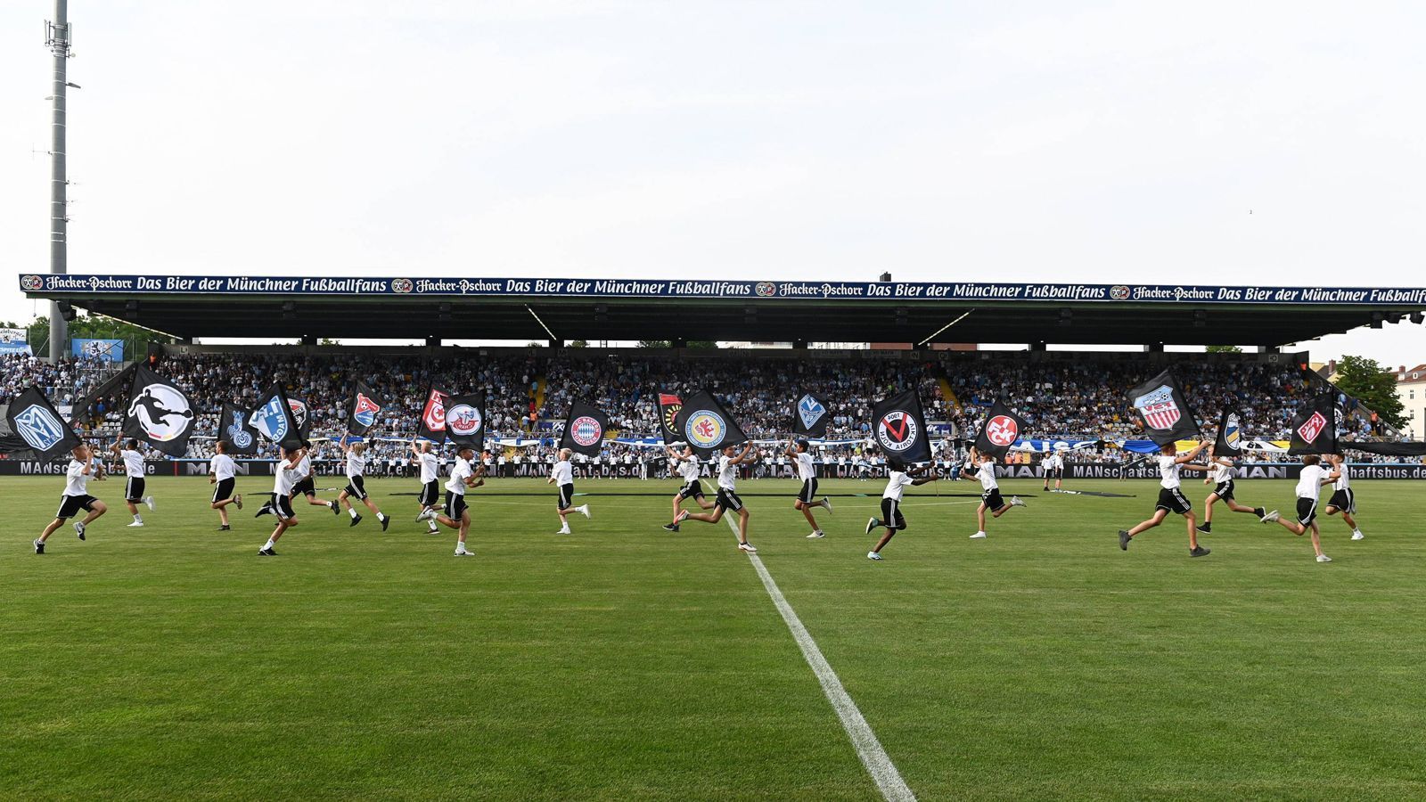 
                <strong>Platz 8: Stadion an der Grünwalder Straße (1860 München & FC Bayern München II)</strong><br>
                4,6 Sterne (1944 Bewertungen)
              