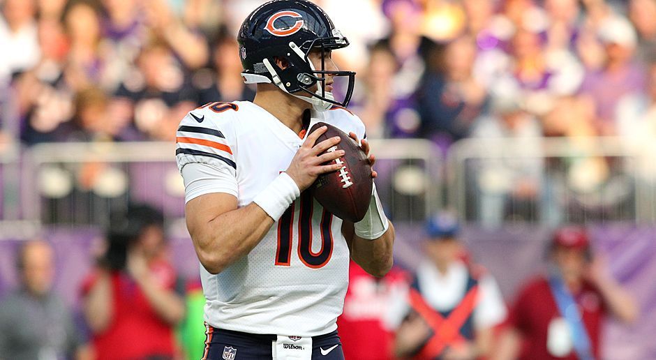 
                <strong>Platz 24: Chicago Bears</strong><br>
                Die Bears werden unter dem neuen Head Coach Matt Nagy einen Sprung nach vorne machen, in der NFC North sind die Vikings und Packers aber noch zu weit weg. Die Defense war ohnehin schon gut und wurde im Draft mit Linebacker Roquan Smith sinnvoll verstärkt. Quarterback Mitch Trubisky bekommt die Chance, zu zeigen, was in ihm steckt. Dafür wurde das Receiving-Corps mit den Verpflichtungen von Allen Robinson, Taylor Gabriel und Tight End Trey Burton komplett überholt. Vergessen sollte man dabei auch nicht das Potenzial von Rookie-Receiver Anthony Miller. Es wird 2018 Zeit brauchen, bis sich die Offense findet. Langfristig scheinen die Bears aber auf einem guten Weg.
              