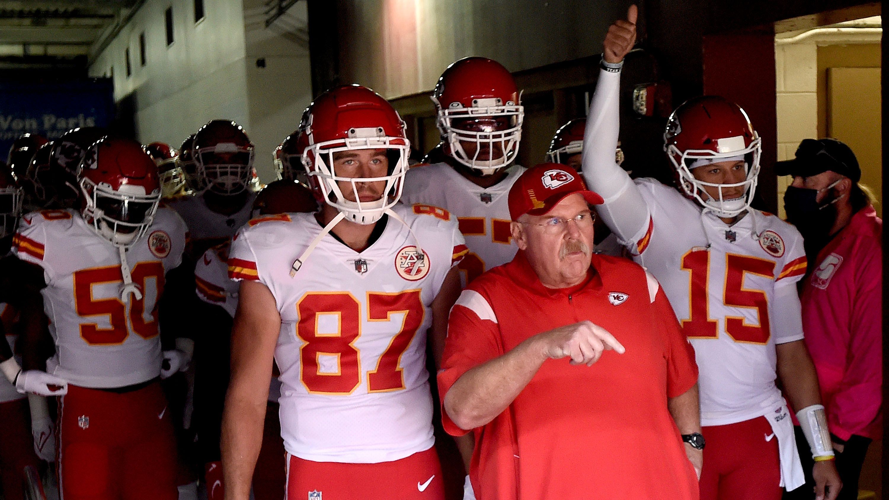 
                <strong>AFC West: Kansas City Chiefs (7-4) - Die Stärken</strong><br>
                Zwei Super-Bowl-Teilnahmen in den vergangenen zwei Jahren - wenn ein Team weiß, wie es geht, dann die Kansas City Chiefs. Patrick Mahomes (re.) ist einer der besten Quarterbacks der Liga, sein Receiver-Corps um Travis Kelce (2. v. li.) und Tyreek Hill ist beneidenswert. Andy Reid (zwischen Mahomes und Kelce) ist einer der erfahrensten und kreativsten Playcaller der NFL, seit Jahren ist das Herz der Mannschaft auf allen Seiten des Balls unverändert. Diese Erfahrung und Routine kann gerade in den Playoffs ein entscheidender Faktor werden.
              