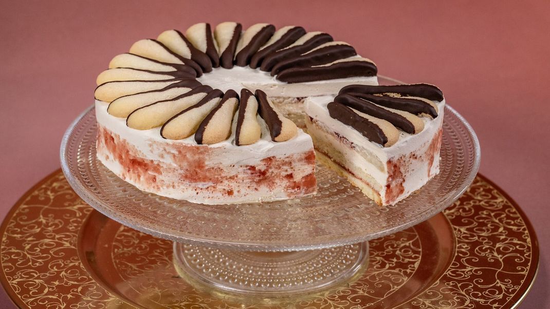 Mürbteig-Torte mit Vanille-Rum-Chantilly, Johannesbeerkonfitüre und Löffelbiskuits