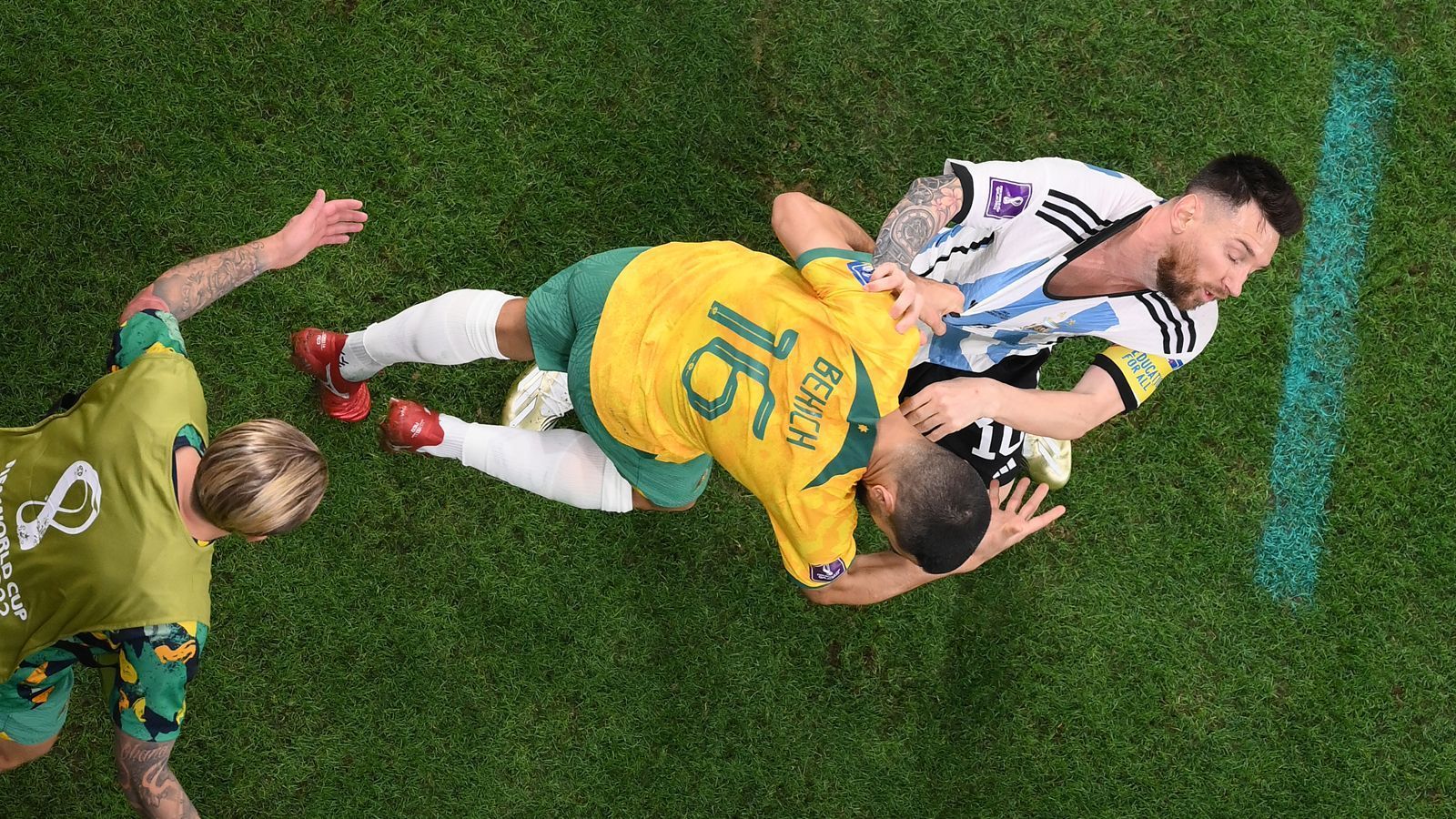 
                <strong>Messi-Watch: So schlug sich Argentiniens Superstar gegen Australien</strong><br>
                Die Australier nehmen Messi weitgehend aus dem Spiel, der eng markierte Superstar verliert bei einem Zweikampf mit Aziz Behich kurzfristig die Nerven. Der Australier hält, Messi schubst.
              