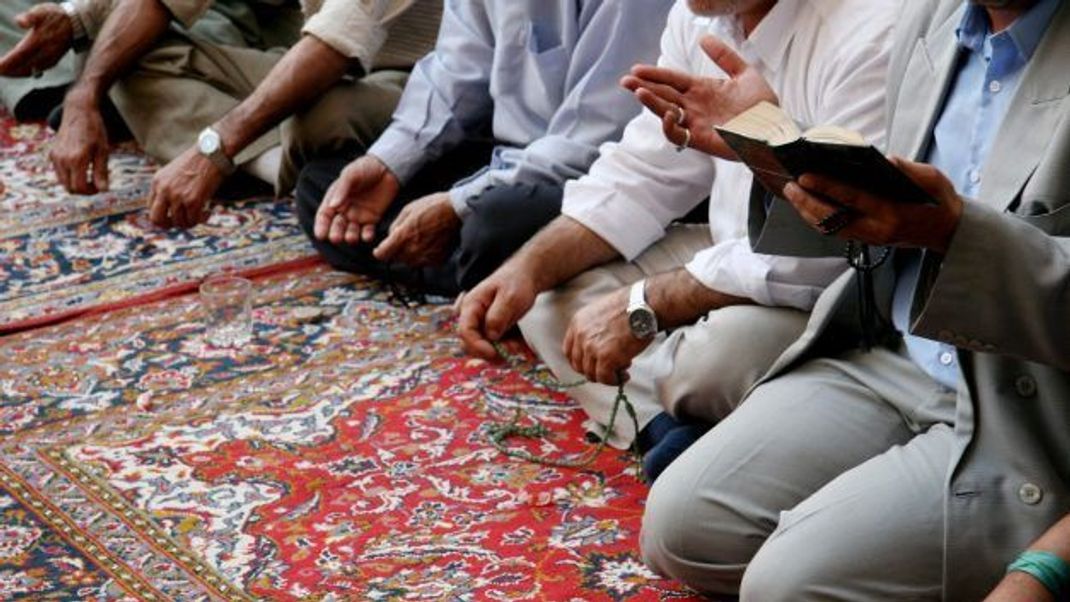 Zum Ramadan gehören Gebete und das Studium des Koran.
