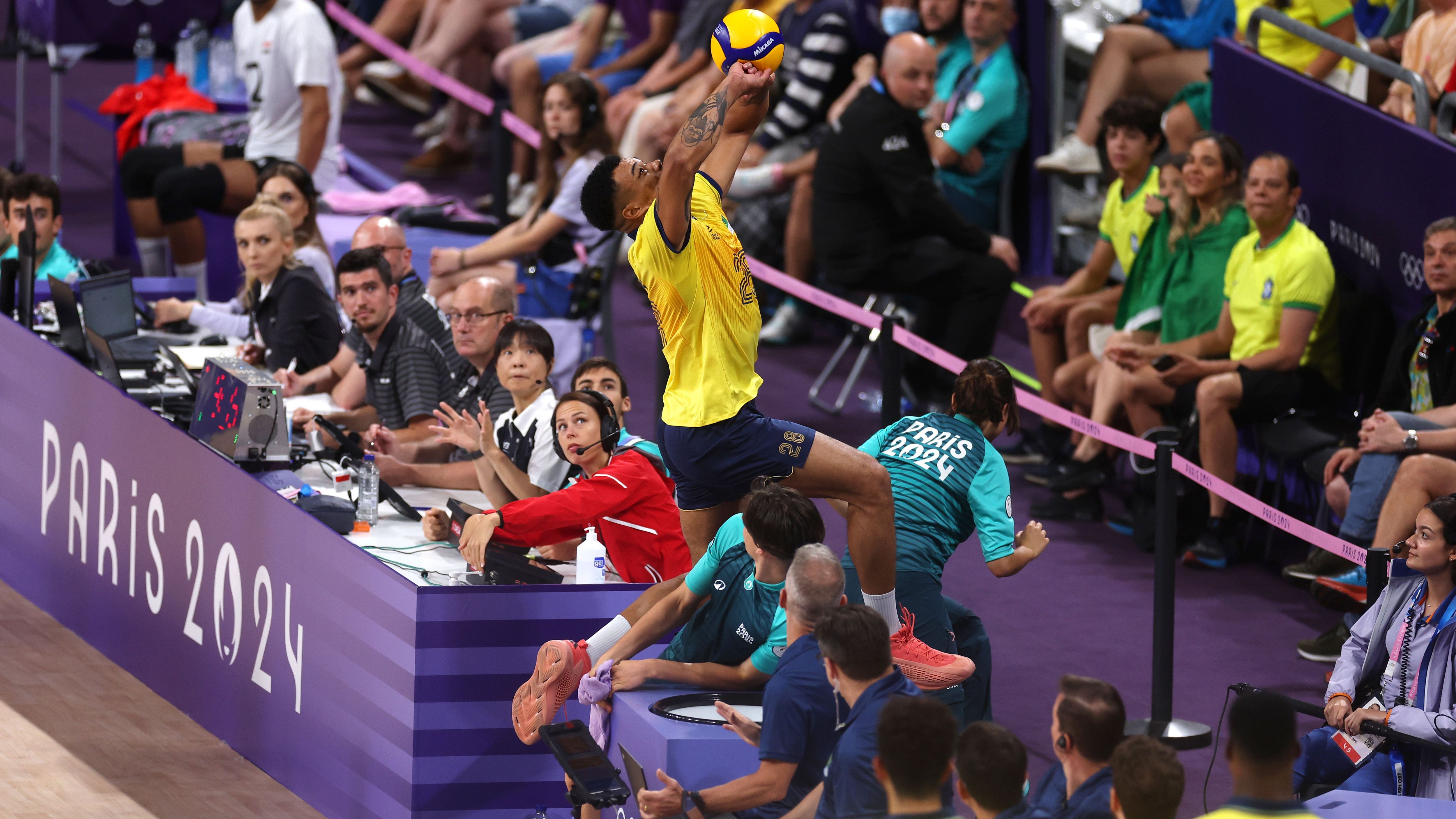 <strong>Olympia: Die besten Bilder des siebten Tages</strong><br>Brasiliens Volleyballer Darlan Ferreira Souza riskiert alles, um den Ball im Spiel zu halten.