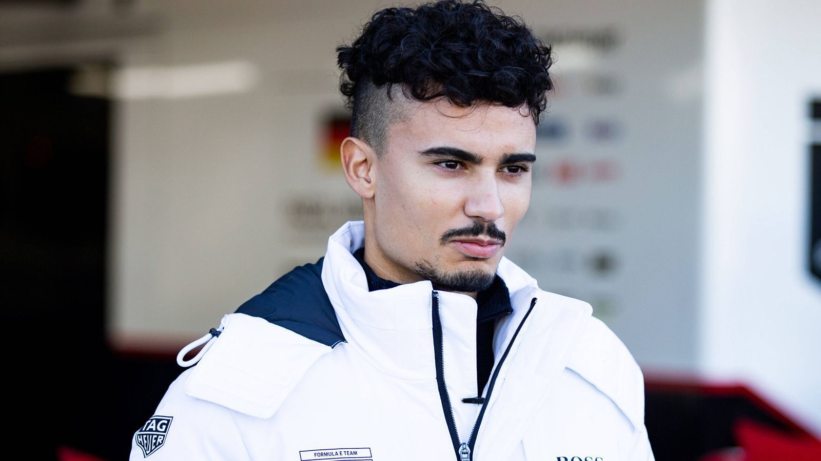 
                <strong>Pascal Wehrlein (Porsche)</strong><br>
                Porsche und Pascal Wehrlein haben im vergangenen Jahr angedeutet, dass sie um den Titel fahren können. Auch beim deutschen Team fehlte am Ende die Konstanz, ein paar eigene Patzer spielten auch eine Rolle. Können Porsche und Wehrlein das abstellen, gehört er zum Kreis der Favoriten. "Ich glaube, dass wir auf eine gute Saison aufbauen können. Wir wollen definitiv Rennen gewinnen und konkurrenzfähig sein", sagte Wehrlein im ran-Interview: "Es gibt ein paar Neuerungen bezüglich der Regeln. Die müssen wir sofort verstehen, außerdem natürlich Fehler vermeiden. Ich denke, dass es letzte Saison ab der Saisonmitte bereits sehr gut gelaufen ist. Darauf wollen wir aufbauen."
              