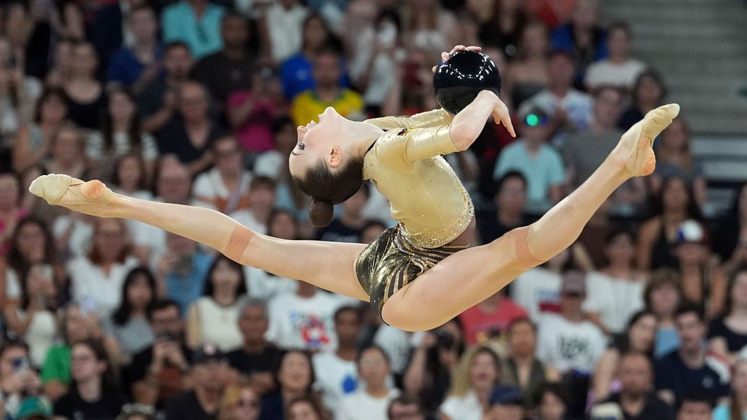 Darja Varfolomeev ist erst 17 Jahre alt, doch in der Rhythmischen Sportgymnastik ist die Teenagerin die große deutsche Gold-Hoffnung (14.30 Uhr).