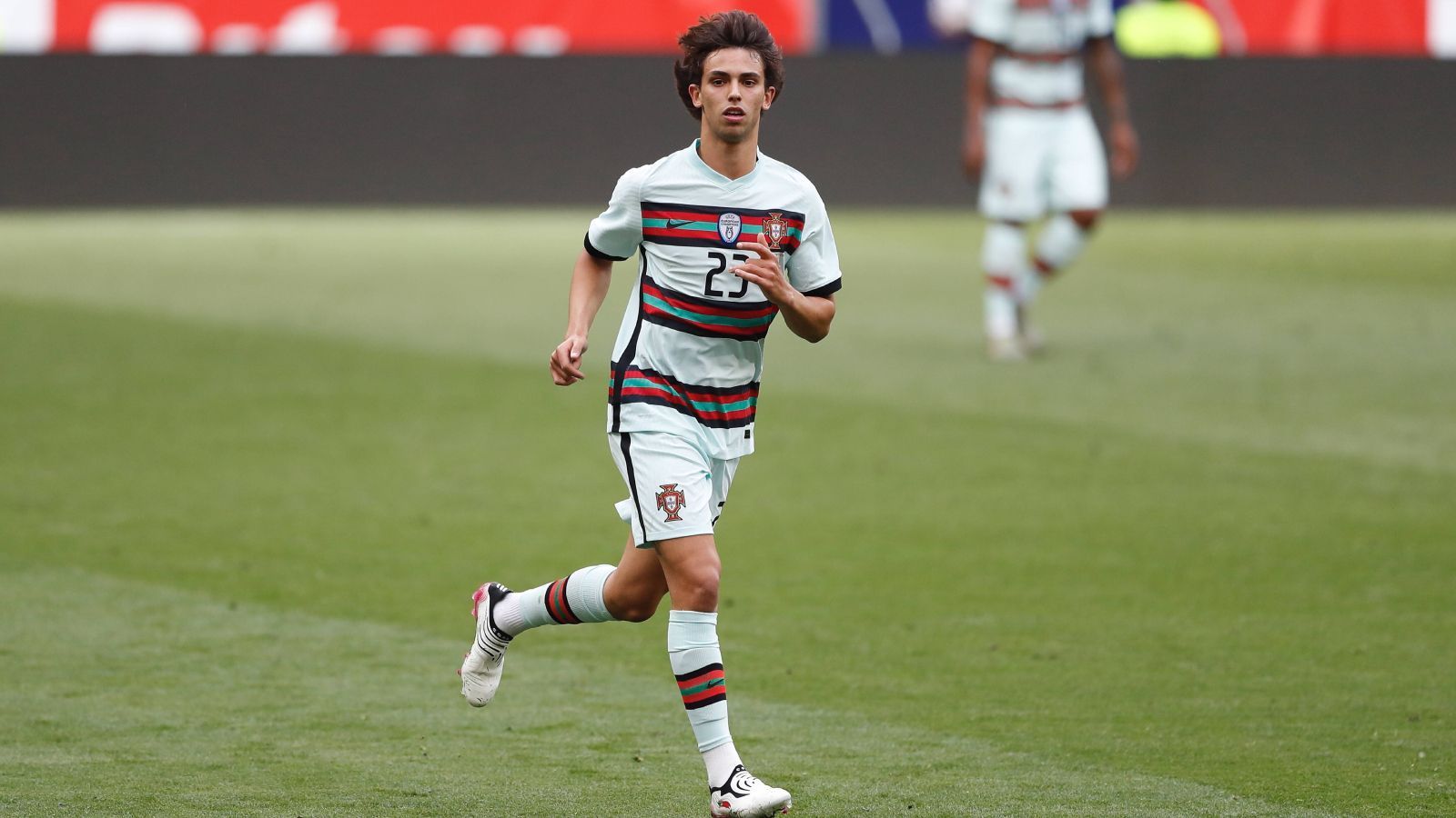 
                <strong>Joao Felix (Atletico Madrid)</strong><br>
                Der nächste Top-Joker ist Joao Felix. Satte 120 Millionen Euro überwies Atletico Madrid im Sommer 2018 nach Lissabon um sich die Dienste von Felix zu sichern. Der Angreifer, der am liebsten als hängende Spitze oder Zehner agiert, ist immer noch erst 21 Jahre jung, er hätte also noch bei der U21-EM mitspielen können, wo die Portugiesen ohnehin das Finale erreichten, dort jedoch Deutschland unterlagen (0:1). Wie Silva hat auch er das Problem, dass auf seiner Position ein noch glänzenderer Spieler mit Bruno Fernandes agiert.
              