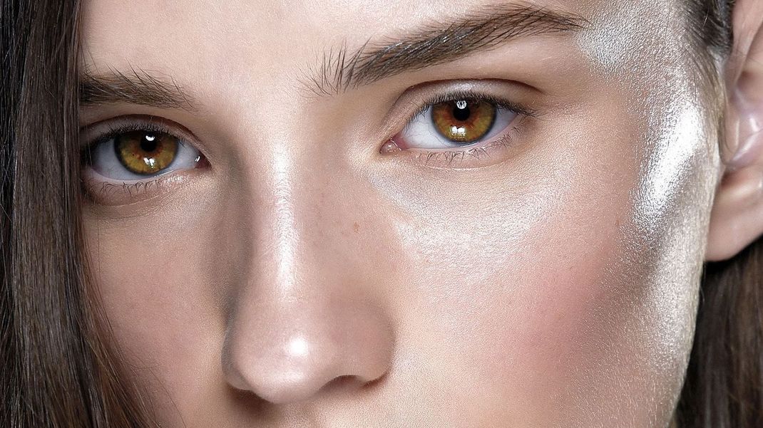 Highlights durch Strobing: So schminkte M.A.C. Cosmetics bereits die Models für die Preen Show auf der Fashion Week Spring/Summer 2016 in London.