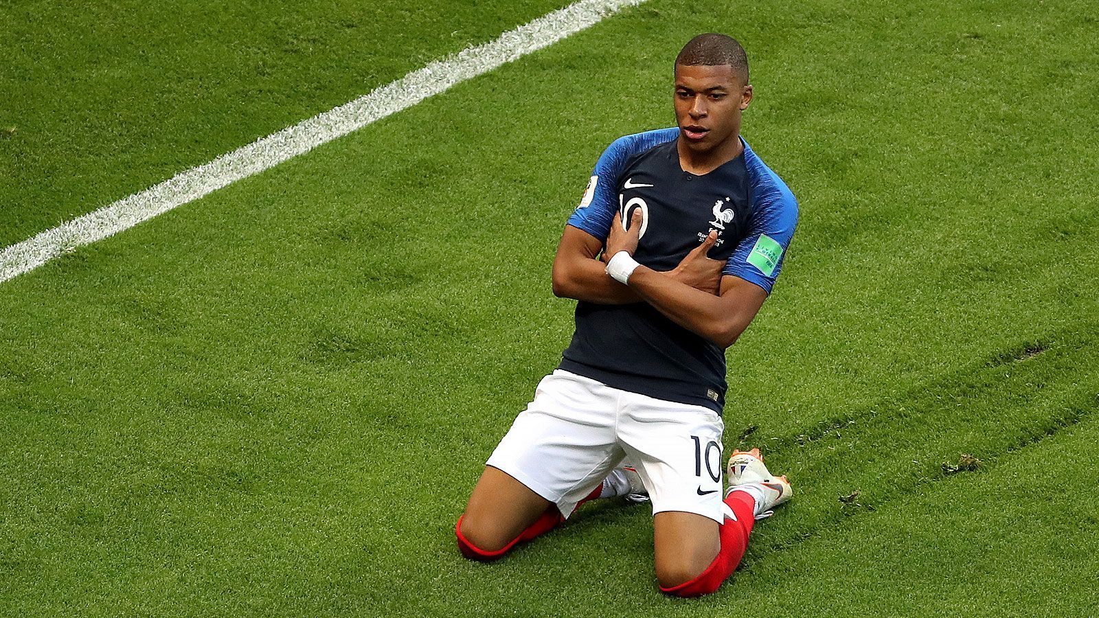 
                <strong>Mbappe trifft doppelt gegen Argentinien</strong><br>
                Frankreich steht im Viertelfinale der WM 2018 - und das hat der Weltmeister von 1998 vor allem Kylian Mbappe zu verdanken. Beim 4:3 über Argentinien trifft der 19-Jährige zwei Mal binnen vier Minuten und stellt die Weichen mit dem 3:2 und dem 4:2 auf Sieg. Damit avancierte der gebürtige Pariser zum ersten Teenager seit Pele im WM-Finale 1958, der in einem WM-Spiel einen Doppelpack schnürte. ran.de zeigt Mbappes Zahlen in Russland.
              