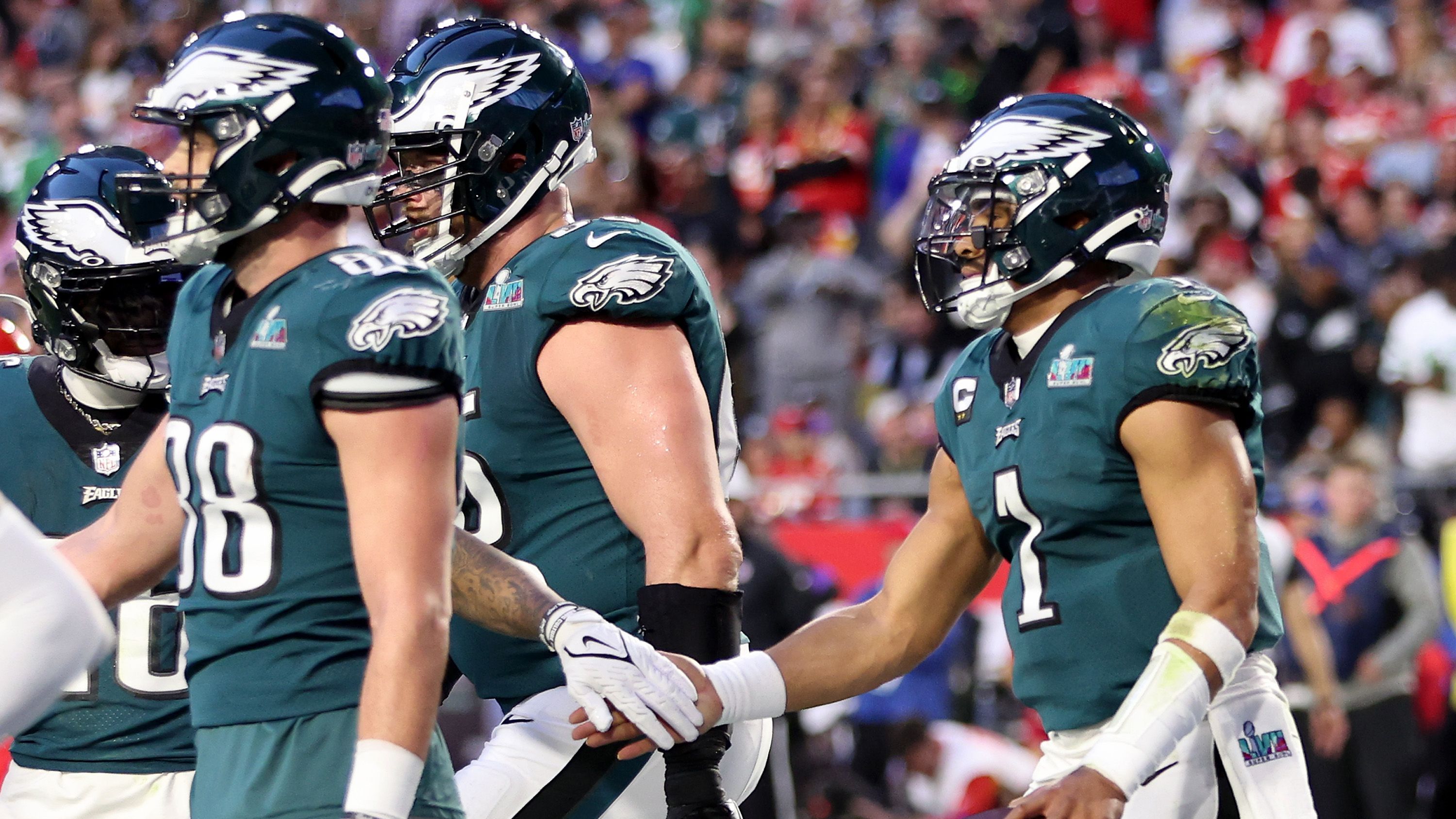 <strong>Philadelphia Eagles</strong><br>Ganz einfach: Mit einem fitten Taylor hinter der mutmaßlich besten O-Line der Liga sind nach oben keine Grenzen gesetzt. Die Offense der Eagles wäre noch einmal deutlich stärker und Quarterback Jalen Hurts (r.) müsste weniger oft selbst die Beine in die Hand nehmen. Vielleicht ist Taylor das fehlende Puzzleteil für den sehnlichst erhofften Gewinn des Super Bowl. Mit 14,1 Millionen Dollar hätten die Eagles laut "Over the Cap" auch den nötigen Gehaltsspielraum.