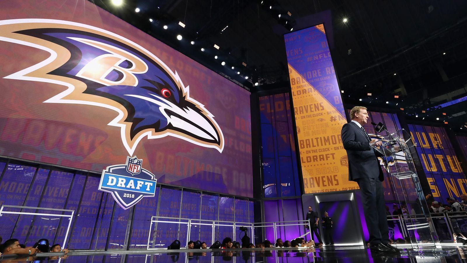 
                <strong>Baltimore Ravens</strong><br>
                1. Runde, Pick 28: LB Patrick Queen2. Runde, Pick 55: RB J.K. Dobbins3. Runde, Pick 71: DT Justin Madubuike3. Runde, Pick 92: WR Devin Duvernay3. Runde, Pick 98: ILB Malik Harrison3. Runde, Pick 106 (Compensatory Pick): OT Tyre Phillips4. Runde, Pick 143: G Ben Bredeson5. Runde, Pick 170: DT Broderick Washington6. Runde, Pick 201: WR James Proche7. Runde, Pick 219: S Geno Stene
              