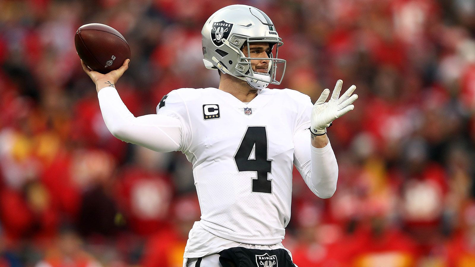 
                <strong>Derek Carr</strong><br>
                Raiders-Coach Jon Gruden schreckt nicht davor zurück, Spieler mit einem großen Namen loszuwerden. Das haben die Trades von Khalil Mack und Amari Cooper bereits gezeigt. Der nächste auf Grudens Streichliste könnte Quarterback Derek Carr sein. Bereits während der Saison gab es Gerüchte um einen Trade des 27-Jährigen. Die Franchise dementierte damals vehement, allerdings hätte es auch wenig Sinn gemacht seinen Starting-Quarterback mitten in der Saison abzuschieben. In der Offseason könnte das Thema wieder aktuell werden. Reggie McKenzie, der General Manager der Carr 2014 gedraftet hatte, wurde inzwischen durch Mike Mayock ersetzt. Zwar hat sich Mayock öffentlich hinter Carr gestellt, doch sollte ein Team einen Erstrundenpick oder sogar noch mehr für den Quarterback bieten, könnte das die Raiders schwach werden lassen. Zudem wählt das Team im diesjährigen Draft an Position vier, das heißt eines der Top-Quarterback-Talente wird wahrscheinlich noch zu haben sein - vielleicht ja sogar Heisman-Trophy-Gewinner Kyler Murray. Eventuell möchte der ehemalige Draft-Experte Mayock ja seine Amtszeit mit einem neuen Quarterback einläuten.  
              