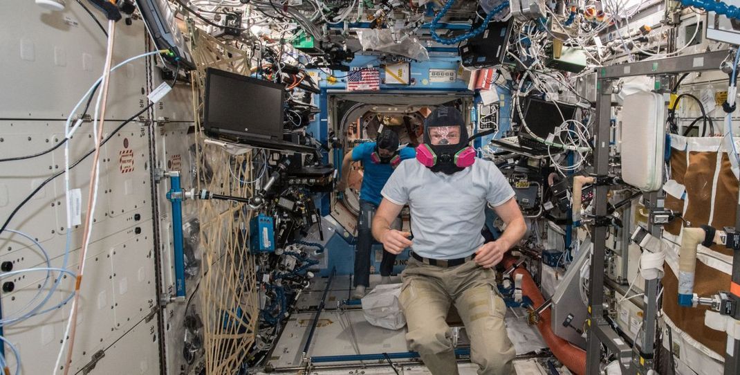 Aus Erfahrung lernen: Der deutsche ESA-Astronaut Alexander Gerst übt mit Atemschutzmaske 2018 auf der ISS eine Notfallsituation an Bord der ISS.