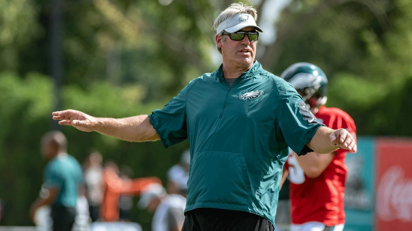 
                <strong>Head Coach / Eagles</strong><br>
                Doug Pederson hat bei den Eagles eine ähnliche Geschichte. Er übernahm 2016 in Philadelphia erstmals das Amt des Head Coaches in der NFL. Ihm genügten zwei Spielzeiten, um aus einer Durchschnittsmannschaft einen Super-Bowl-Champion zu formen. Die Head Coaches beider Teams setzen grundsätzlich auf eine West Coast Offense, interpretieren diese aber in Zusammenarbeit mit ihrem Offensive Coordinator verschieden.Fazit: Beide Trainer haben bewiesen, innerhalb kürzester Zeit eine Top-Mannschaft formen zu können. Da Pederson aber bereits einen Super Bowl gewann und vor allem in der letzten Saison die besseren Entscheidungen traf, geht der Punkt nach Philadelphia. Endresultat: 4:3 für die Falcons. 
              