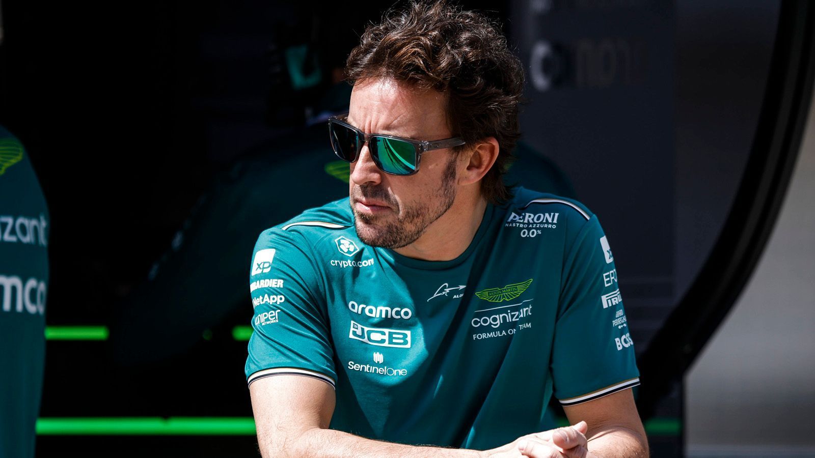 
                <strong>Gewinner: Fernando Alonso</strong><br>
                Geht der Plan von "El Plan" tatsächlich auf? Aston Martin scheint derzeit die vierte Kraft im Feld zu sein, die Investitionen der Vorjahre zahlen sich offenbar aus. Und die gute Laune des Spaniers zeigt auch: Der Rennstall ist auf einem guten Weg. "Wir haben die Philosophie komplett verändert und im Vergleich zum Vorgänger-Modell sind 95 Prozent des aktuellen Autos neu. Ich denke, wir haben eine gute Ausgangslage geschaffen, auf der wir im Verlauf der Saison aufbauen können", sagte Alonso. Die übliche Tiefstapelei. Gehört möglicherweise auch zum Plan. Denn nicht wenige glauben, dass Alonso sogar den Mercedes gefährlich werden kann.
              