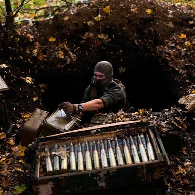 Die frischen russischen Soldaten setzen die ukrainischen Verteidiger laut Präsident Selenskyj unter Druck.