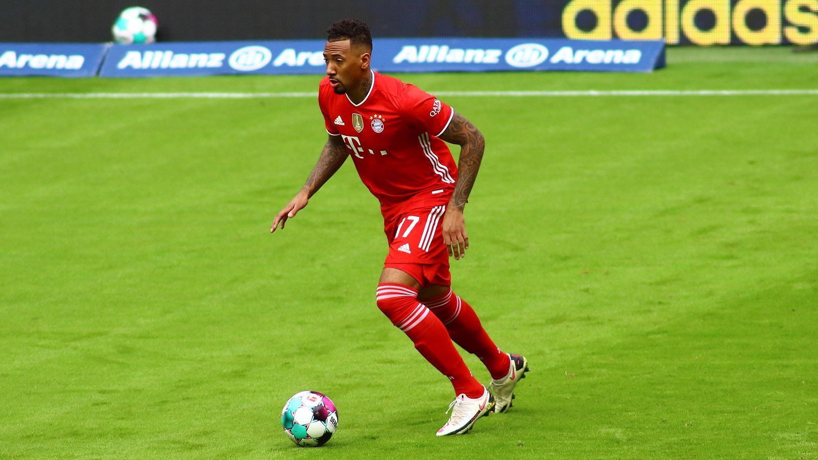 
                <strong>Jerome Boateng</strong><br>
                Nachdem Boateng bei den Bayern so gut wie weg war, kämpfte er sich nochmal zurück in seine Top-Form und darf sich aktuell unter Hansi Flick durchaus als Stammspieler bezeichnen. Überragende 88 Prozent seiner Pässe bringt Boateng in dieser Spielzeit bislang an den Mann, darunter auch seine berüchtigten Seitenwechsel. 
              