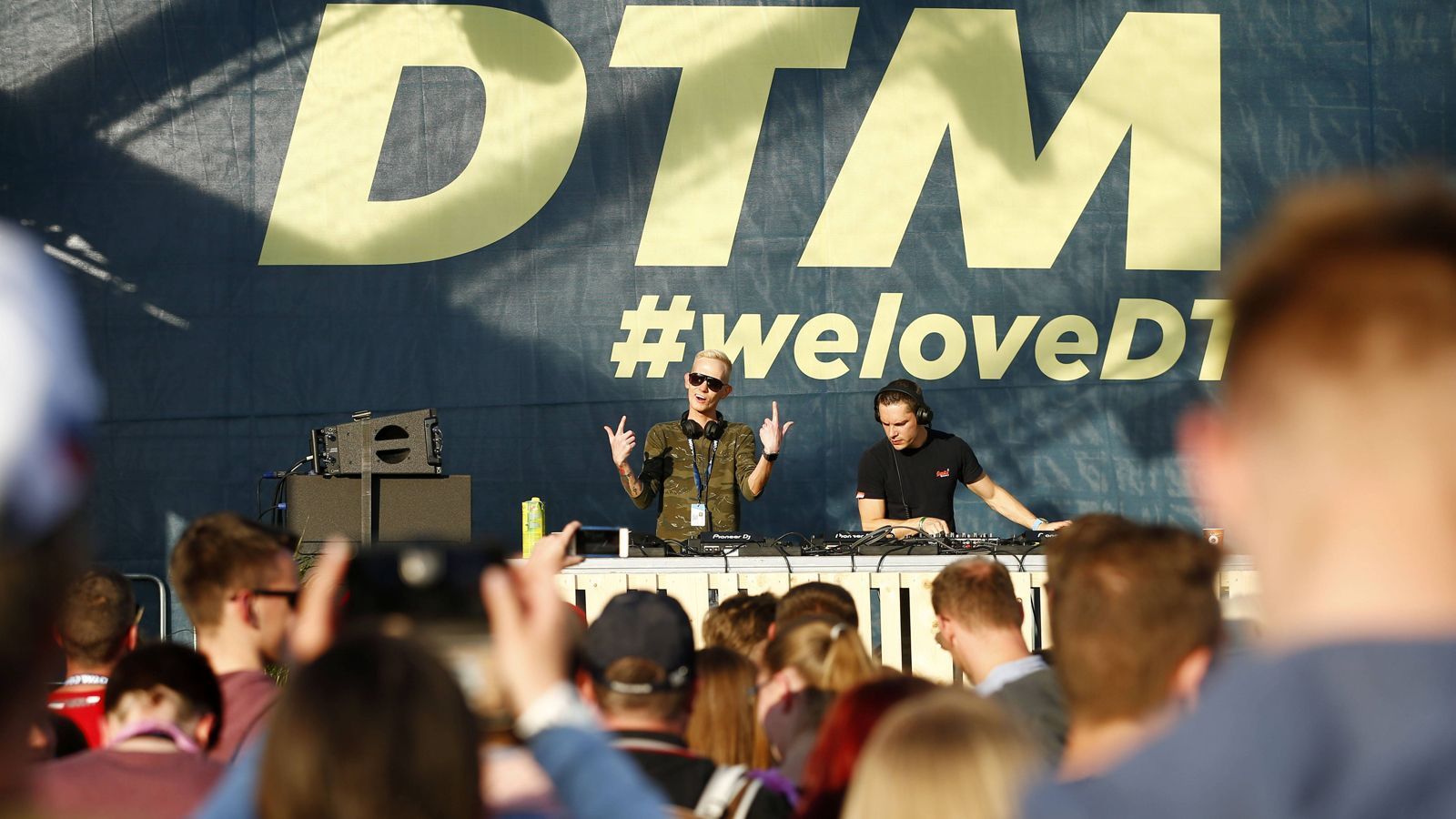 
                <strong>Ein Top-DJ bei jeder Veranstaltung</strong><br>
                Die DTM-Dachorganisation ITR GmbH erweitert das Unterhaltungsprogramm an den Rennwochenenden. Nachdem 2018 internationale Top-stars und DJs bei ausgewählten Veranstaltungen im DTM-Rahmenprogramm auftraten, soll es in dieser Saison an jedem Rennwochenende ein Konzert im Fan-Village im Fahrerlager geben. Der Zutritt ist für alle Ticketinhaber frei.
              