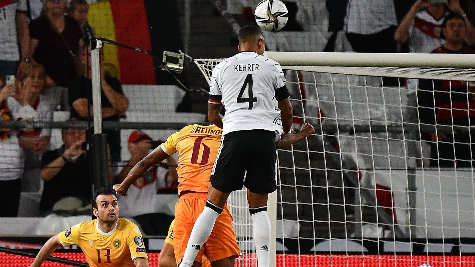 
                <strong>Thilo Kehrer</strong><br>
                Gegen Liechtenstein noch im Zentrum gefragt, wird der Wahl-Pariser diesmal links aufgeboten. Nach einer Kimmich-Ecke hat er die erste Chance per Kopf. Insgesamt ist Kehrer im Offensivgang gut eingebunden, defensiv wird er kaum gefordert. Kurz vor Ende darf er Raum Platz machen. ran-Note: 2
              