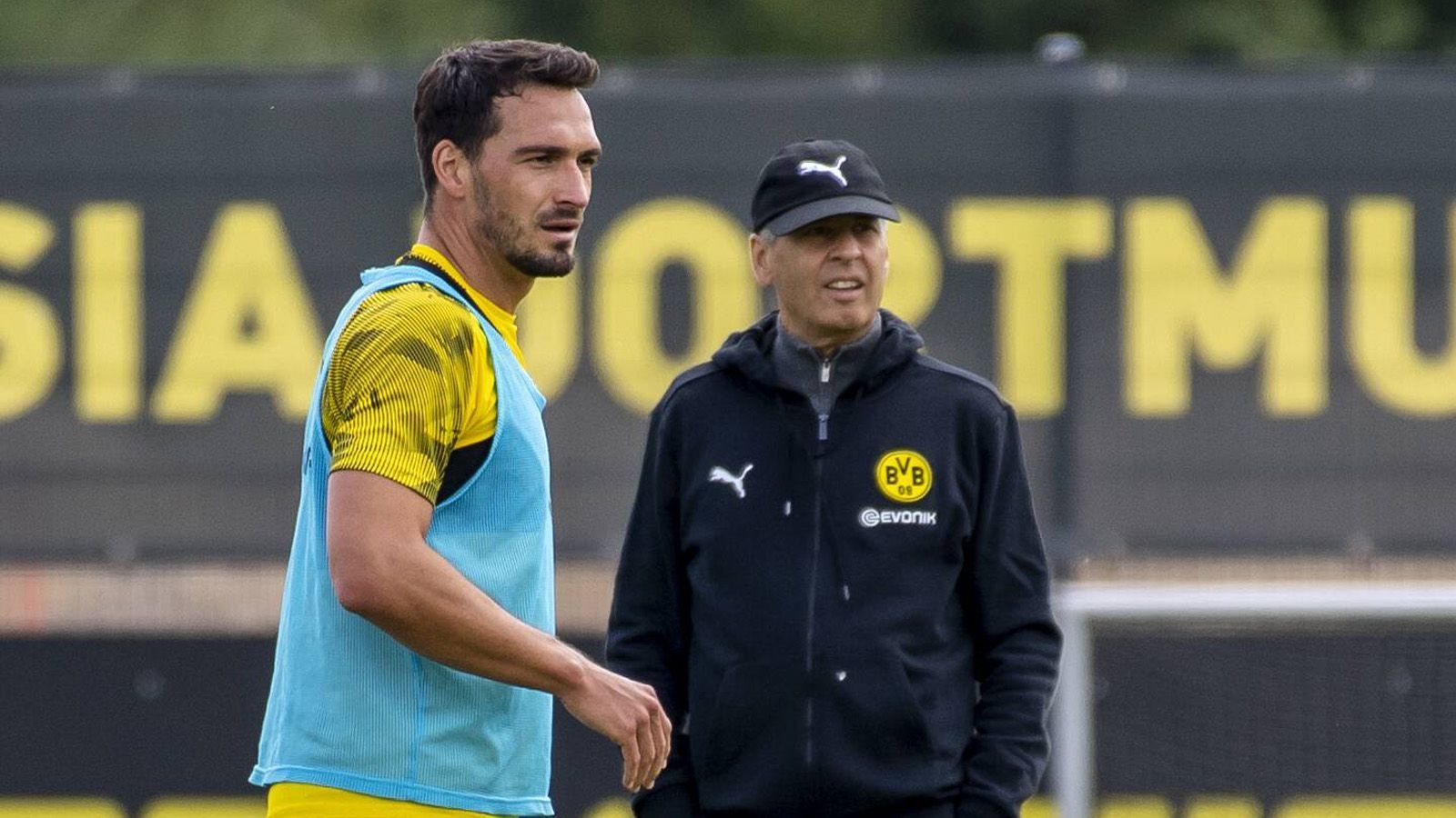 
                <strong>Borussia Dortmund</strong><br>
                Ähnlich wie die Münchner Konkurrenz hält es auch Borussia Dortmund mit den Handy-Regeln. Smartphones sind im gesamten Trainingstrakt der Schwarz-Gelben erlaubt. Hummels und Co. können also auch zwischen den Einheiten ihre Fans via Social Media auf dem neuesten Stand halten und Nachrichten an Familie und Freunde verschicken.   
              