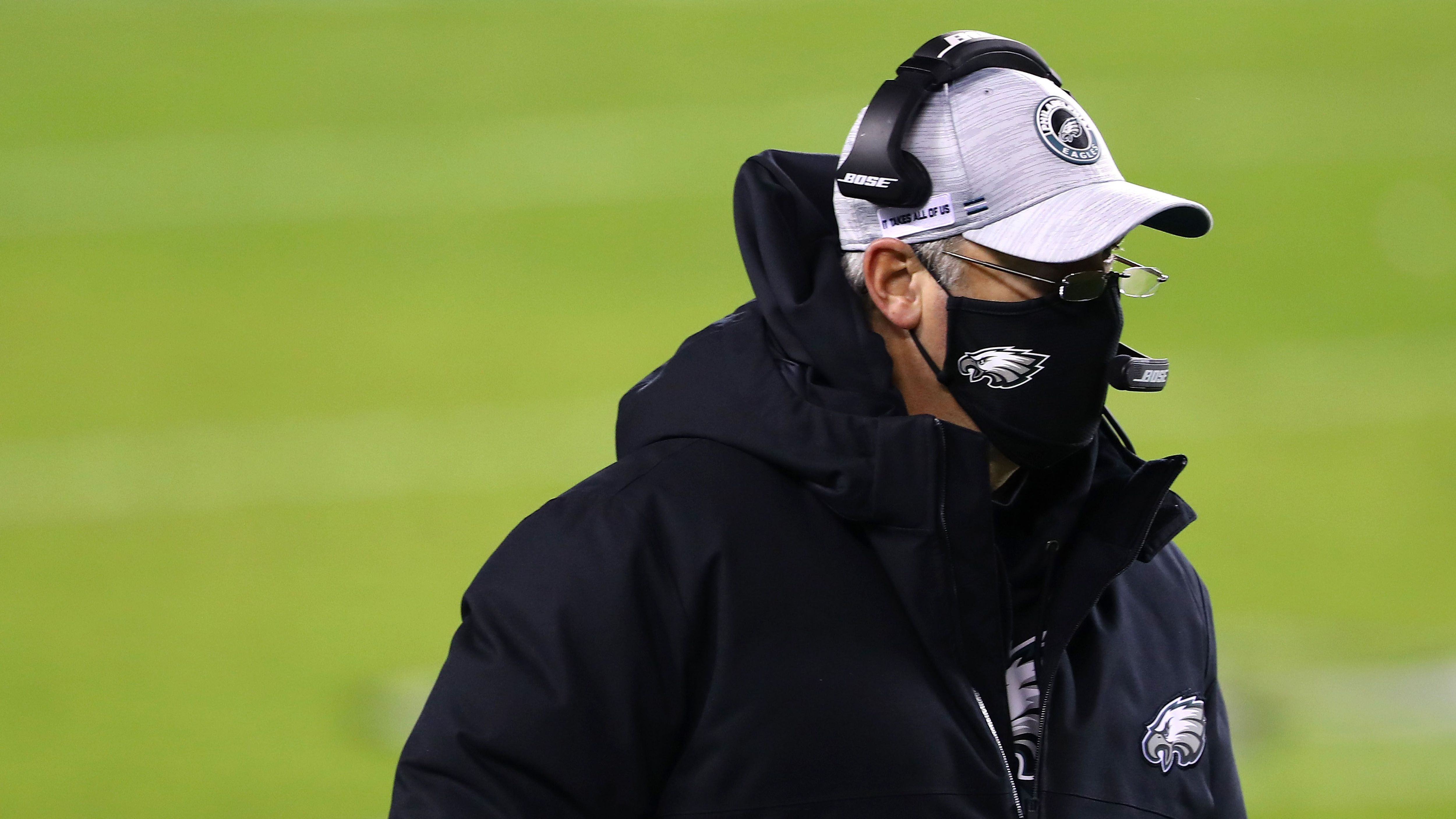 
                <strong>Verlierer: Doug Pederson und die Eagles</strong><br>
                Dass Mannschaften vermeintlich absichtlich verlieren, gehört aufgrund des Draft-Systems in der NFL wohl oder übel dazu. Doch die Philadelphia Eagles setzten dem ganzen im Sunday Night Game gegen das Washington Football Team die Krone auf. Vor dem Ende des letzten Viertels war das Spiel noch völlig offen, als Head Coach Doug Pederson aus dem Nichts Quarterback Jalen Hurts auf die Bank setzte und Backup Nate Sudfield im die Feldregie beorderte. Dieser hatte seit fast zwei Jahren nicht mehr gespielt und warf prompt eine Interception. Im Drive darauf leistete er sich ein Fumble, die Eagles taten nichts mehr, um dieses Spiel zu gewinnen. Während die "Birds" in der Draft-Order auf Platz sechs kletterten, guckten die New York Giants in die Röhre. Bei einem Eagles-Sieg hätten diese nämlich noch den Einzug in die Playoffs gepackt.
              