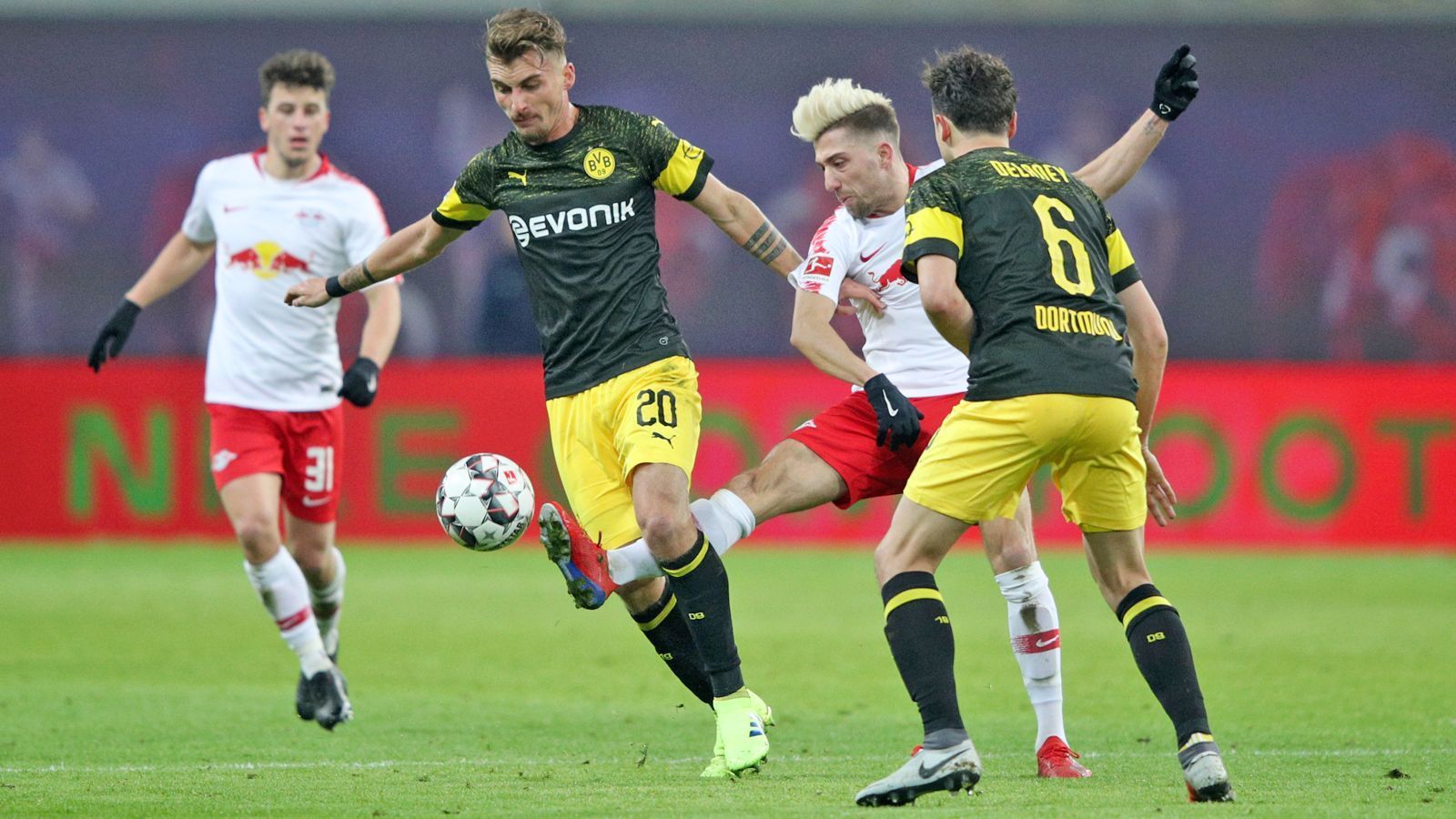 
                <strong>Maximilian Philipp</strong><br>
                Bekommt mal wieder eine Chance von Beginn an und macht seine Sache ordentlich. Bestreitet auf der Zehnerposition verhältnismäßig viele Zweikämpfe. In der 53. Minute läuft Philipp alleine aufs Tor der "Roten Bullen" zu, scheitert aber an einer starken Fußparade von Gulacsi. Teils mit starken Antritten wie in der 66. Minute, in der er nur durch ein Foul zu stoppen ist. Eine Viertelstunde vor Schluss wird Philipp durch Paco Alcacer ersetzt. ran-Note: 2
              