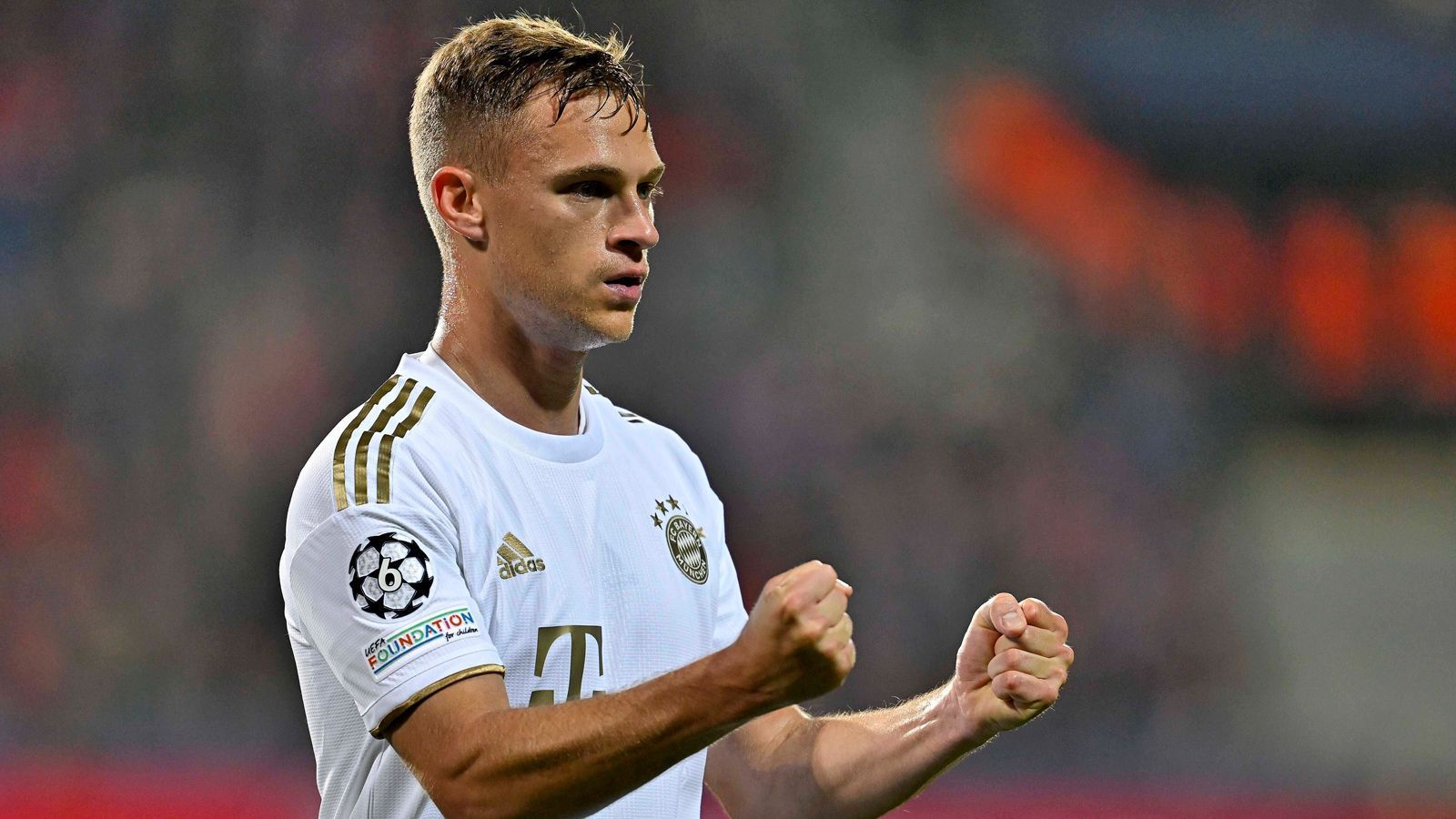 
                <strong>Joshua Kimmich</strong><br>
                Fegt in gewohnter Kimmich-Manier über das Spielfeld, dient als Anspielstation, behauptet Bälle und strahlt Ruhe im Aufbauspiel der Bayern aus. immer wieder garstig in Zweikämpfen. ran-Note: 2
              