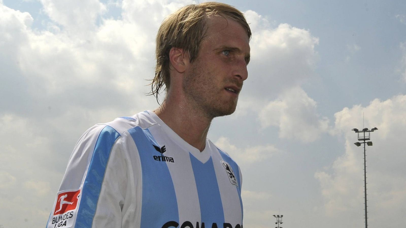 
                <strong>Mittelfeld: Daniel Bierofka</strong><br>
                Eine echte Identifikationsfigur für alle Löwen-Fans! Daniel Bierofka stammt ursprünglich aus dem Nachwuchs des FC Bayern München, spielte von 2000 bis 2002 dann für 1860 in der Bundesliga, kehrte 2007 wieder zurück und blieb bis zum Karriereende 2014 dort. Zuletzt war er bis November 2019 Trainer von 1860 München.  
              