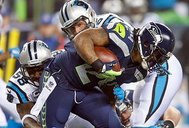 
                <strong>Carolina Panthers vs. Seattle Seahawks</strong><br>
                Es ist das erwartete, von der Defense geprägte Spiel. Beide Teams tun sich enorm schwer, ihr Angriffsspiel zu etablieren, die Verteidigungen dominieren. Zur Halbzeit führt der Champion mit 14:10.
              