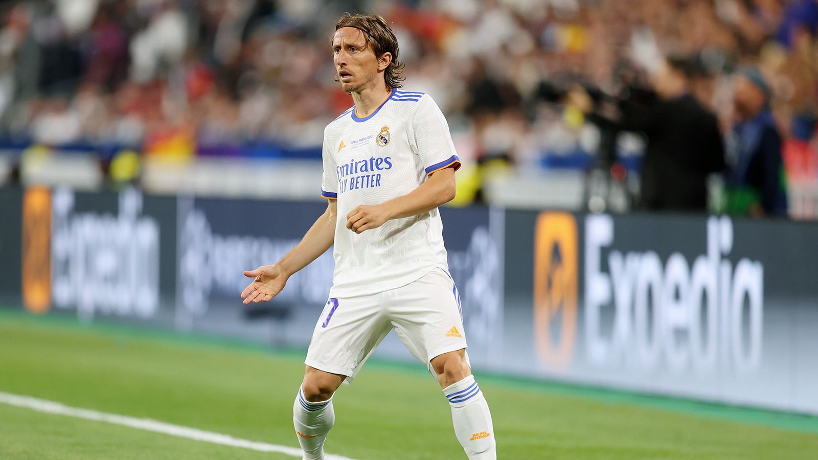 
                <strong>Halbrechter Mittelfeldspieler: Luka Modric (Real Madrid)</strong><br>
                Der nicht alternde Luka Modric spielte besonders auf den größten Bühnen tollen Fußball. Er setzte immer wieder entscheidende Pässe und gab der Mannschaft der Madrilenen den nötigen Ruhepuls im Mittelfeld-Zentrum. Der 36-Jährige ist vielleicht nicht der torgefährlichste oder trickreichste Mittelfeldspieler der abgelaufenen Saison, aber spielte dennoch eine tragende Rolle auf dem Weg zum Double-Sieg von Real Madrid.
              