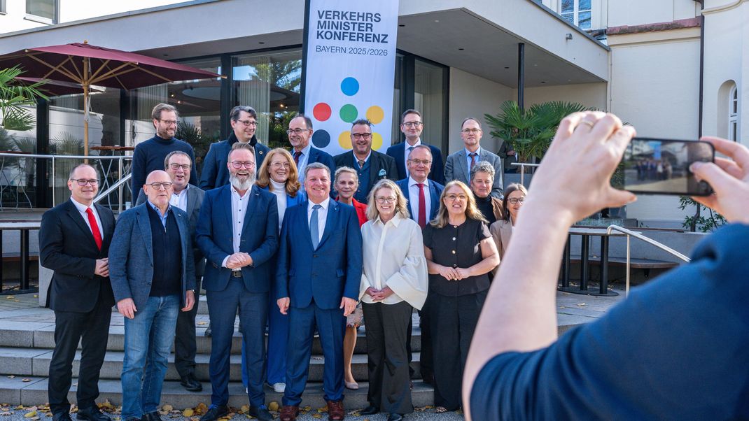 Ein Gruppenfoto vor Beginn der Verkehrsministerkonferenz von Bund und Ländern.