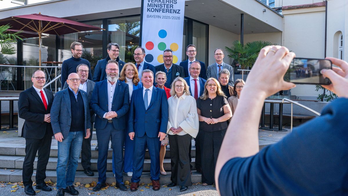 Ein Gruppenfoto vor Beginn der Verkehrsministerkonferenz von Bund und Ländern.