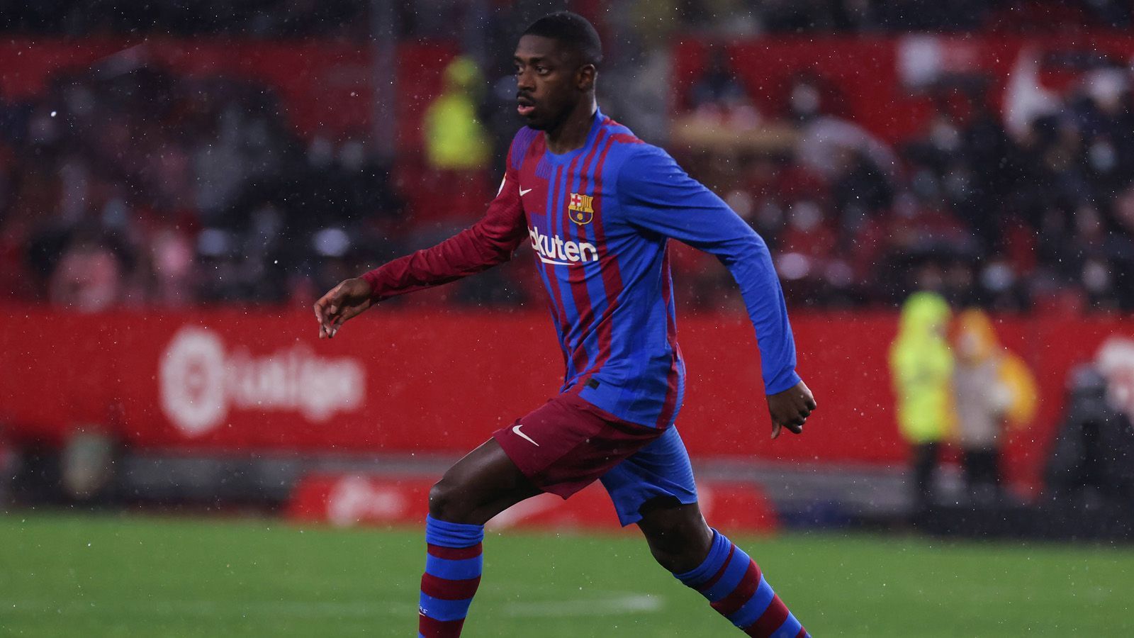 
                <strong>Ousmane Dembele</strong><br>
                Als Dembele zu Ohren kam, dass Barca an Haaland interessiert sei, hegte er leise Zweifel an der verminderten Zahlungsfähigkeit seines Arbeitgebers. Bei Verhandlungen über eine Verlängerung seines im Sommer auslaufenden Vertrags soll der Franzose demnach eine Vervierfachung seines aktuellen Gehalts gefordert haben. Satte 40 Millionen Euro! Barca bot im Gegenzug ein neues Arbeitspapier zu verminderten Bezügen, Dembele lehnte dankend ab. Damit dürfte das Kapitel nach Saisonende beendet sein.Fazit: Würde Barca alle Spieler auf der Streichliste loswerden können, würde das eine Ersparnis von jährlich rund 60 Millionen Euro bedeuten.
              