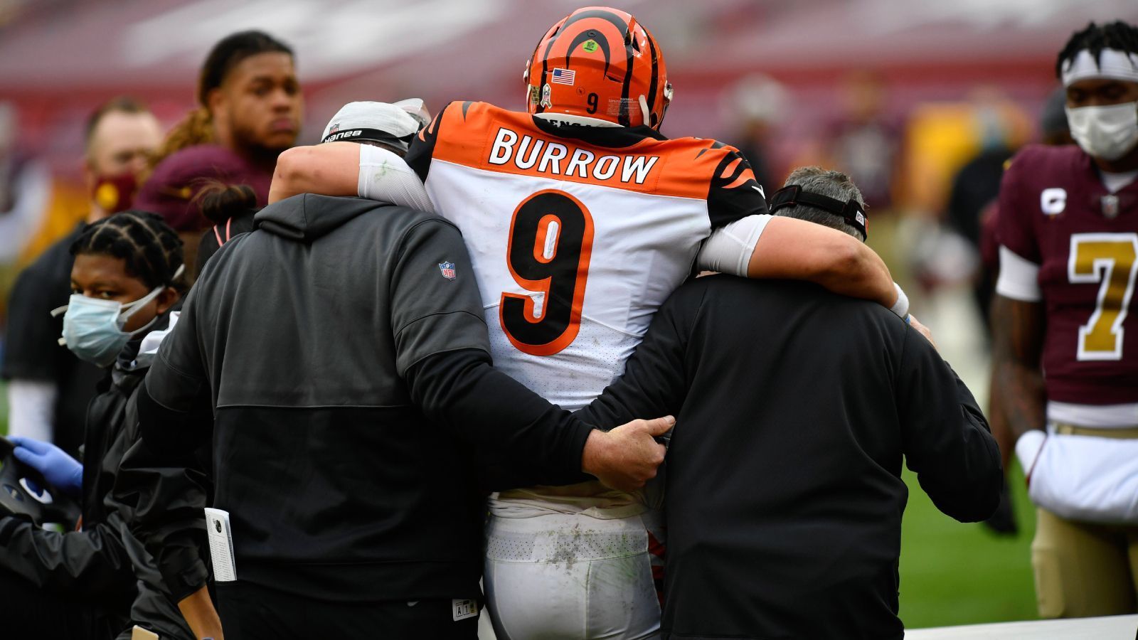 
                <strong>Verletzungen</strong><br>
                Bei Verletzungen hat es den Bengals-Quarterback leider schlimmer erwischt. In seiner Rookie-Saison fiel ihm im Spiel gegen das Washington Football Team ein Spieler auf sein Knie, sodass er sich beinahe sämtliche Bänder riss und sogar befürchtet wurde, dass er 2021 nicht rechtzeitig fit werden würde. Bei Mahomes waren es eher kleine Verletzungen, die ihn nur selten am Spielen hinderten. 2021 musste er in der Offseason am großen Zeh operiert werden, zuvor fehlte er drei Spiele wegen einer Knieverletzung, die er sich bei einem Quarterback Sneak zuzog. Seitdem ordnet Head Coach Andy Reid keine QB Sneaks mehr mit Mahomes an. Aktuell laboriert Mahomes an einer Knöchelverstauchung, dennoch soll er gegen die Bengals spielen.
              