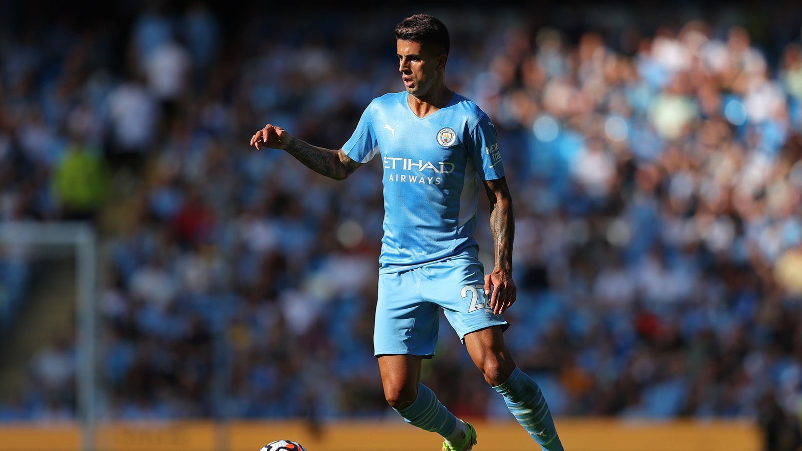 
                <strong>Chelseas rechte Außenbahn vs. Joao Cancelo</strong><br>
                Auf der anderen Seite dürfte Chelsea versuchen, Joao Cancelo unter Druck zu setzen. Manchester City kann momentan auf keinen fitten Linksverteidiger zurückgreifen, voraussichtlich muss der etatmäßige Rechtsverteidiger Cancelo aushelfen. Chelsea dürfte entweder Kai Havertz, Callum Hudson-Odoi oder Hakim Ziyech auf der rechten Außenbahn aufbieten. Alle drei Akteure verfügen über die nötige Geschwindigkeit und Technik, um Cancelo auf einer ungewohnten Position vor Probleme zu stellen. 
              