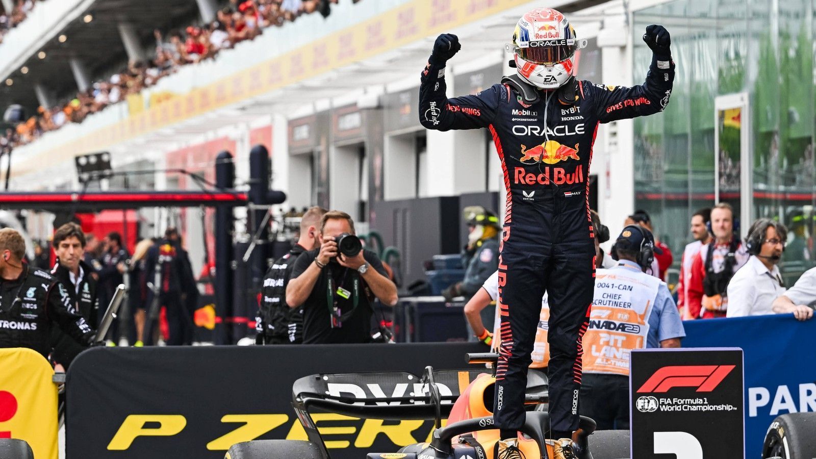 
                <strong>Gewinner: Max Verstappen</strong><br>
                Was wären die Gewinner und Verlierer der Formel 1 ohne DEN Gewinner schlechthin? Beinahe undenkbar! Auch beim Kanada-GP hat Max Verstappen Grund zur Freude - und das in mehrerer Hinsicht. So feiert der Niederländer in seinem Red Bull einen Start-Ziel-Sieg und baut seinen Vorsprung in der WM-Wertung weiter aus. Ganz nebenbei feiert er seinen 41. Rennsieg und zieht in diesem Zuge mit F1-Legende Ayrton Senna gleich. Und selbst für seinen Rennstall gibt es nochmal speziell Grund zur Freude. Der sechste Saisonsieg des zweimaligen Weltmeisters ist gleichbedeutend mit dem 100. Red-Bull-Sieg in der Königsklasse. Mehr geht nicht.
              