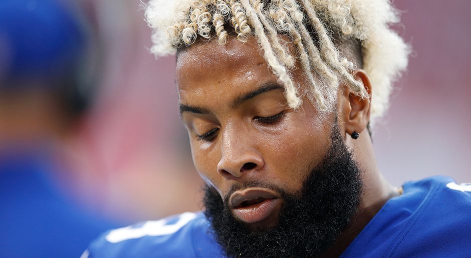 
                <strong>Verlierer: Odell Beckham Jr.</strong><br>
                Der Star-Receiver der Giants hofft auf einen hochdotierten Vertrag. Zuletzt hatte die New Yorker Franchise sogar die Möglichkeit eines Trades ins Spiel gebracht, der Beckham wohl viel Kohle eingebracht hätte. Der größte Interessent, die Rams, hat sich nun jedoch für eine andere Option entschieden. Dass die Patriots zwei ihrer frühen Picks für Beckham abgeben, scheint eher unrealistisch. Aber wer weiß, in dieser bisher so verrückten Offseason ist vieles möglich.
              
